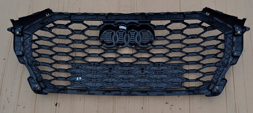 решетка радиатора Q3 83F s 83F853651B