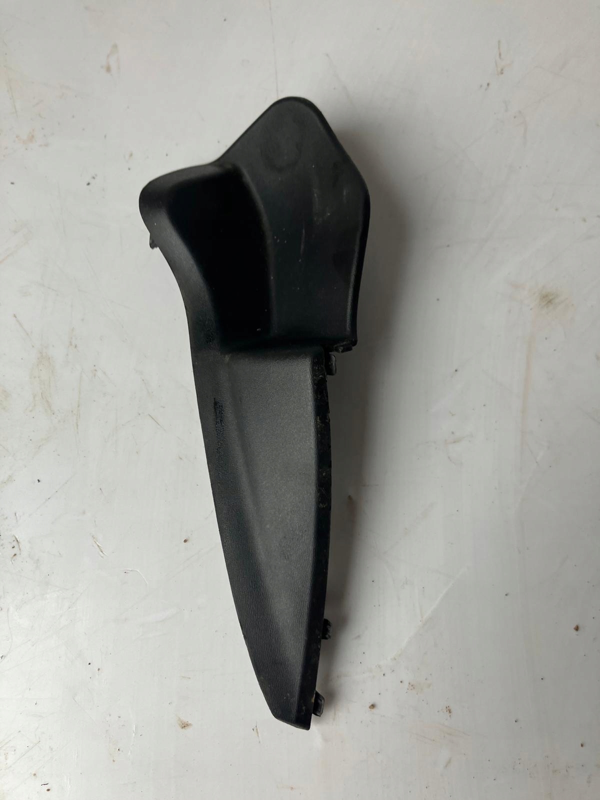 spoiler pipe end under the window MEGANE V E-TECH right