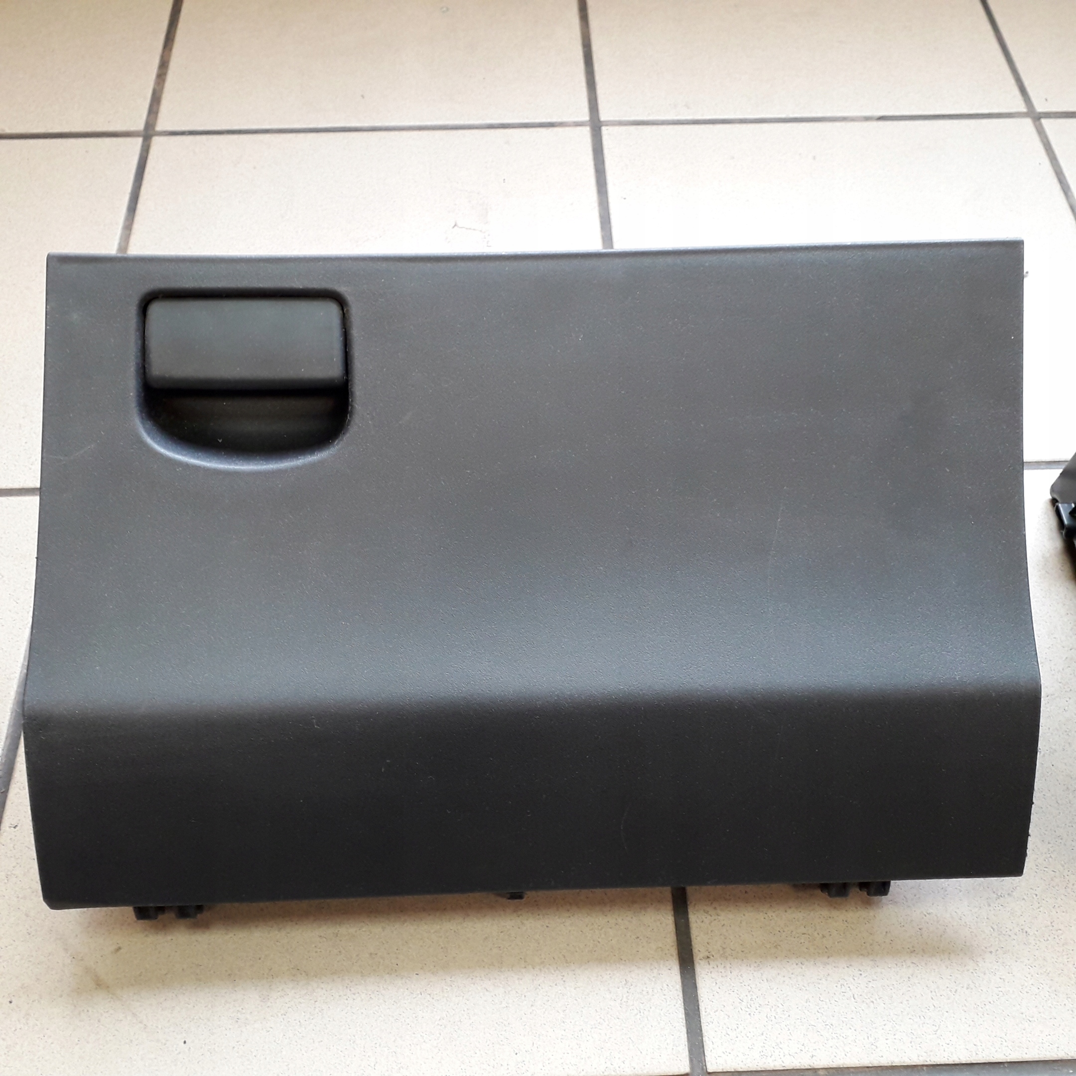 TOYOTA YARIS II 2 05-11 SCHOWEK PRAWY Z KONSOLI EU