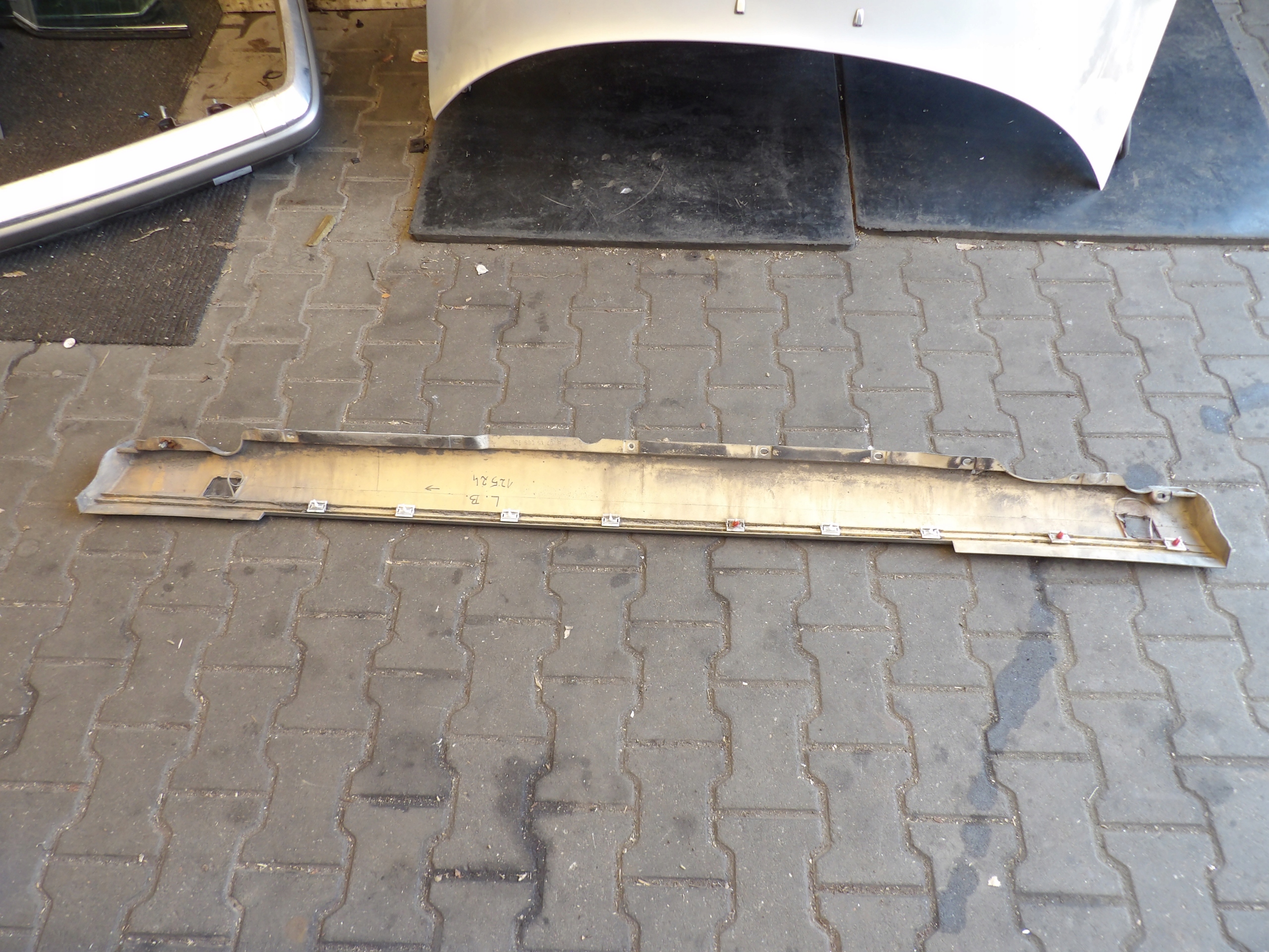 Mercedes W126 Coupe moulding threshold left lak. C273/1