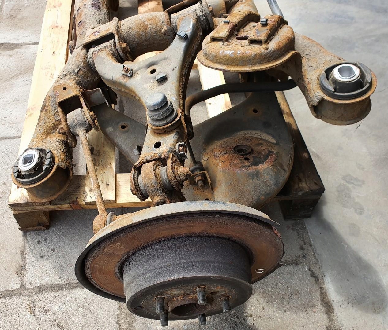 ZAWIESZENIE TYLNE BELKA OŚ TYŁ RANGE ROVER L322 Producent części Land Rover OE