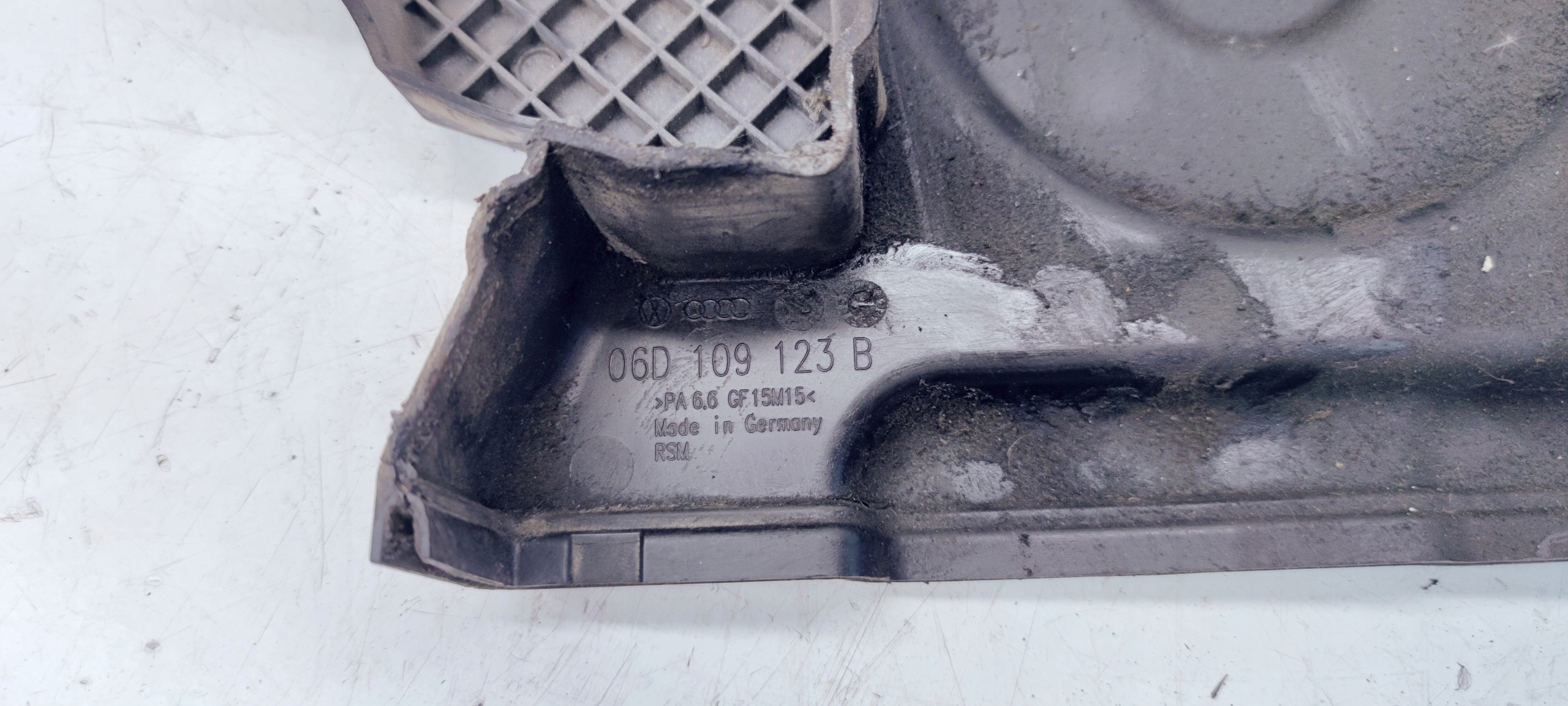 Couvercle carter distribution AUDI A3 A4 B7 2.0 FSI 06D109123B