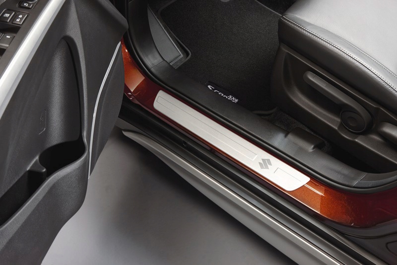 Oryginalne nakładki progowe Suzuki S-Cross