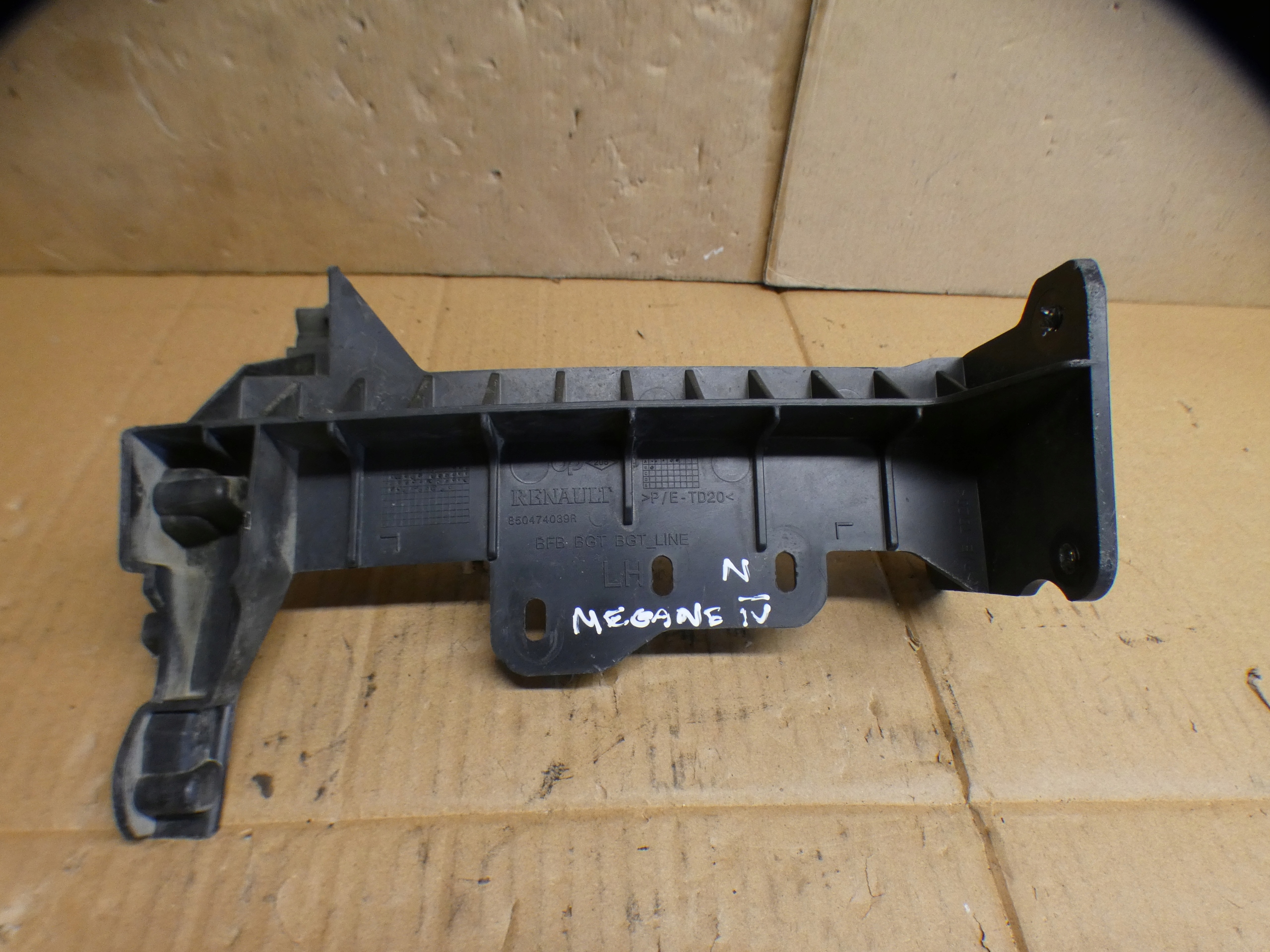 bumper bracket right left rear part Renault Megane IV