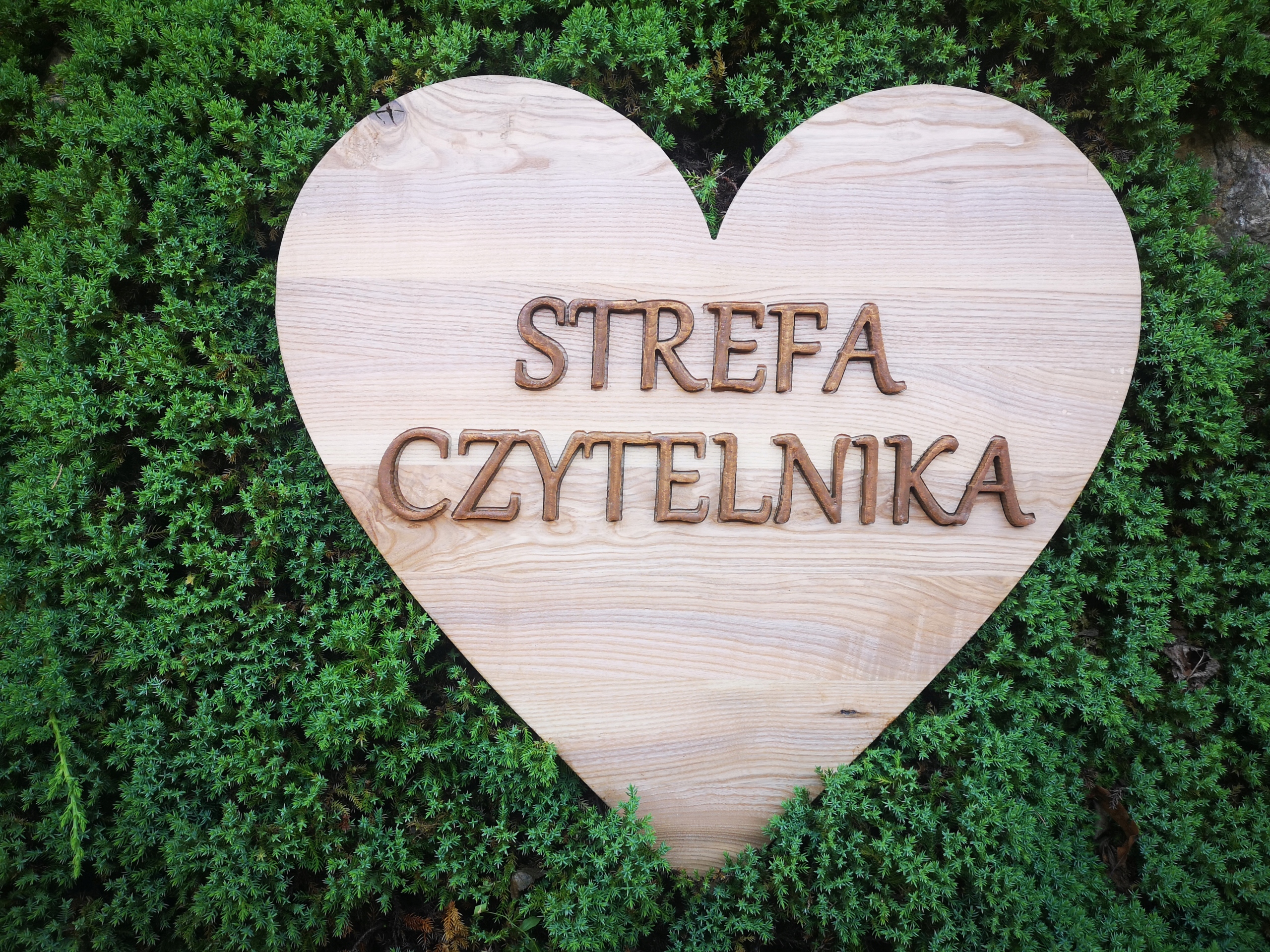 Bannerová reklamní tabule s dřevěným štítkem pro firmu