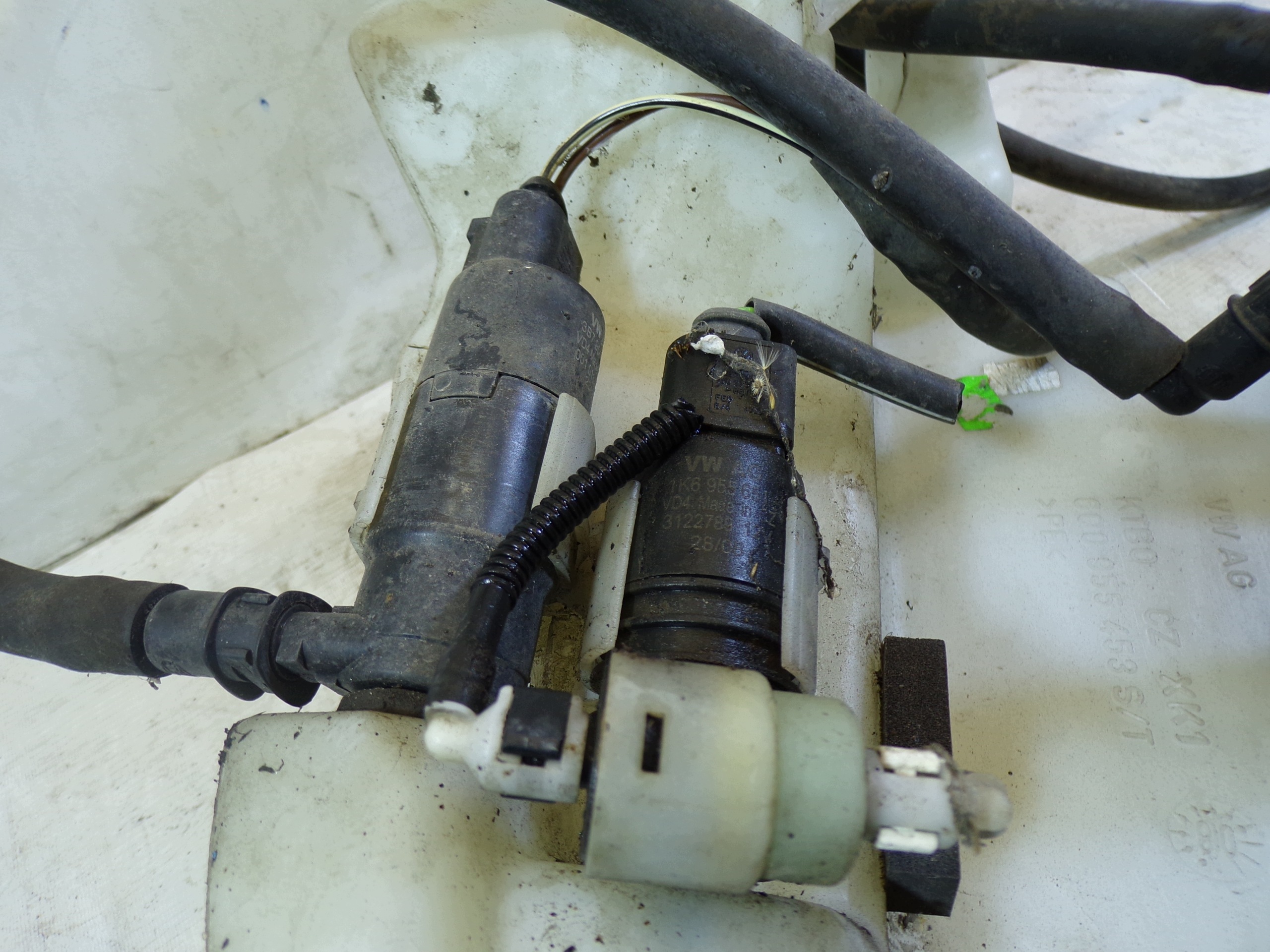 Spritzdüse REFLEKTOROW lichte Behälter Pumpe VOLKSWAGEN POLO 9N (K2)