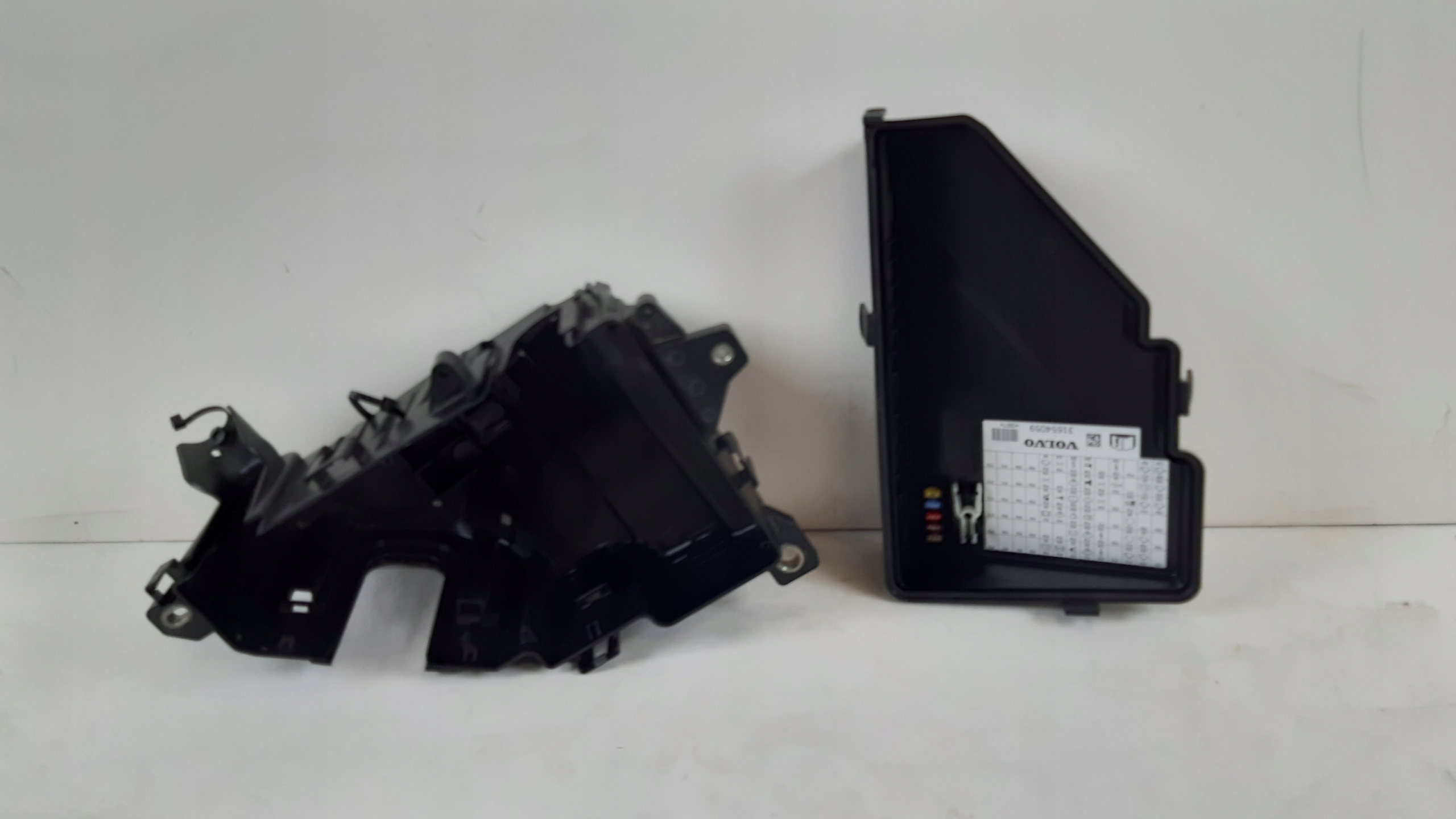 volvo V60 II 2.0 D4 блок предохранителей 31398000, 31398001
