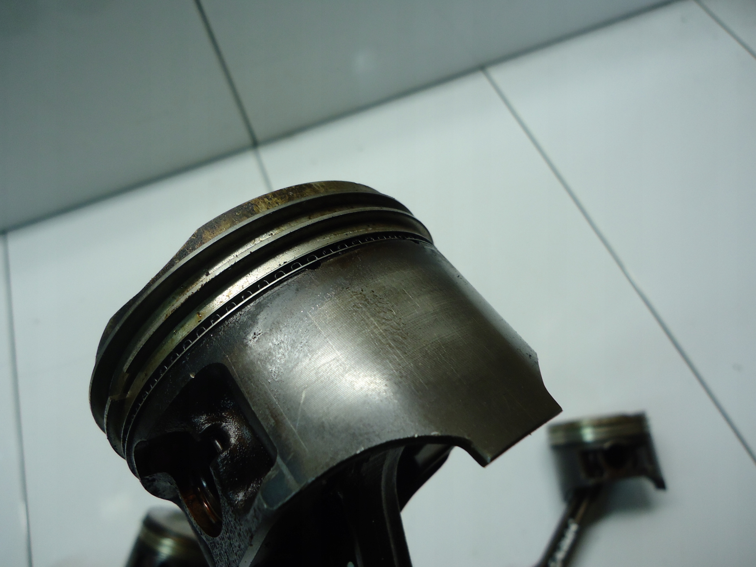 SUZUKI GRAND VITARA II 1.6 16V M16A piston with connecting rod