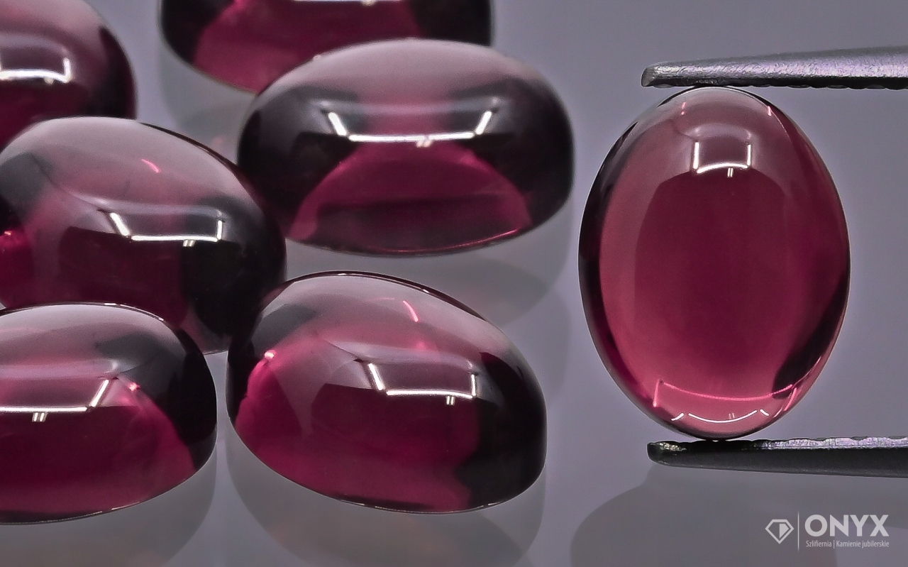 Granát Rodolit Aa kabošon ovál 10x8 mm