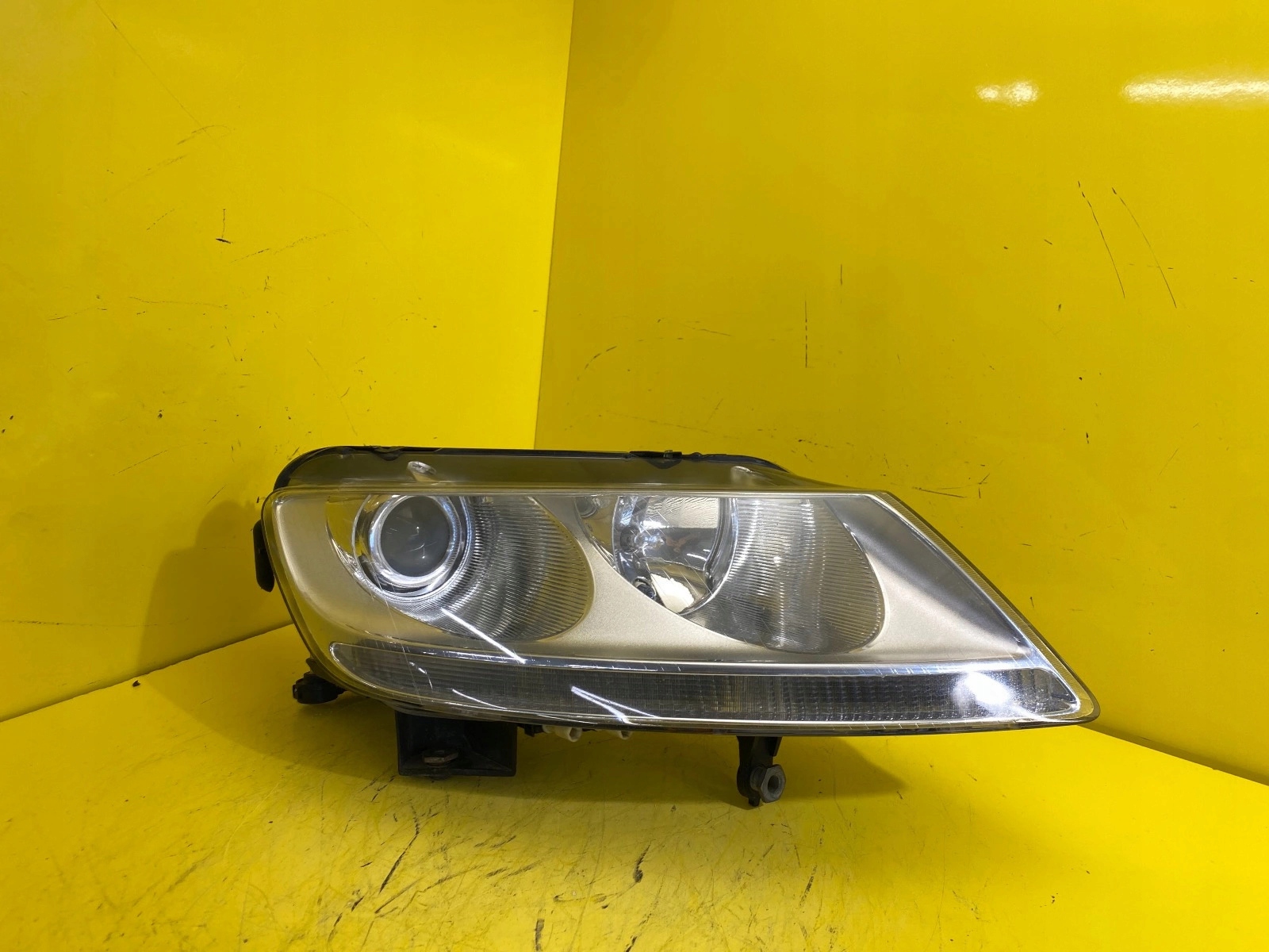 light right front XENON VW PHAETON