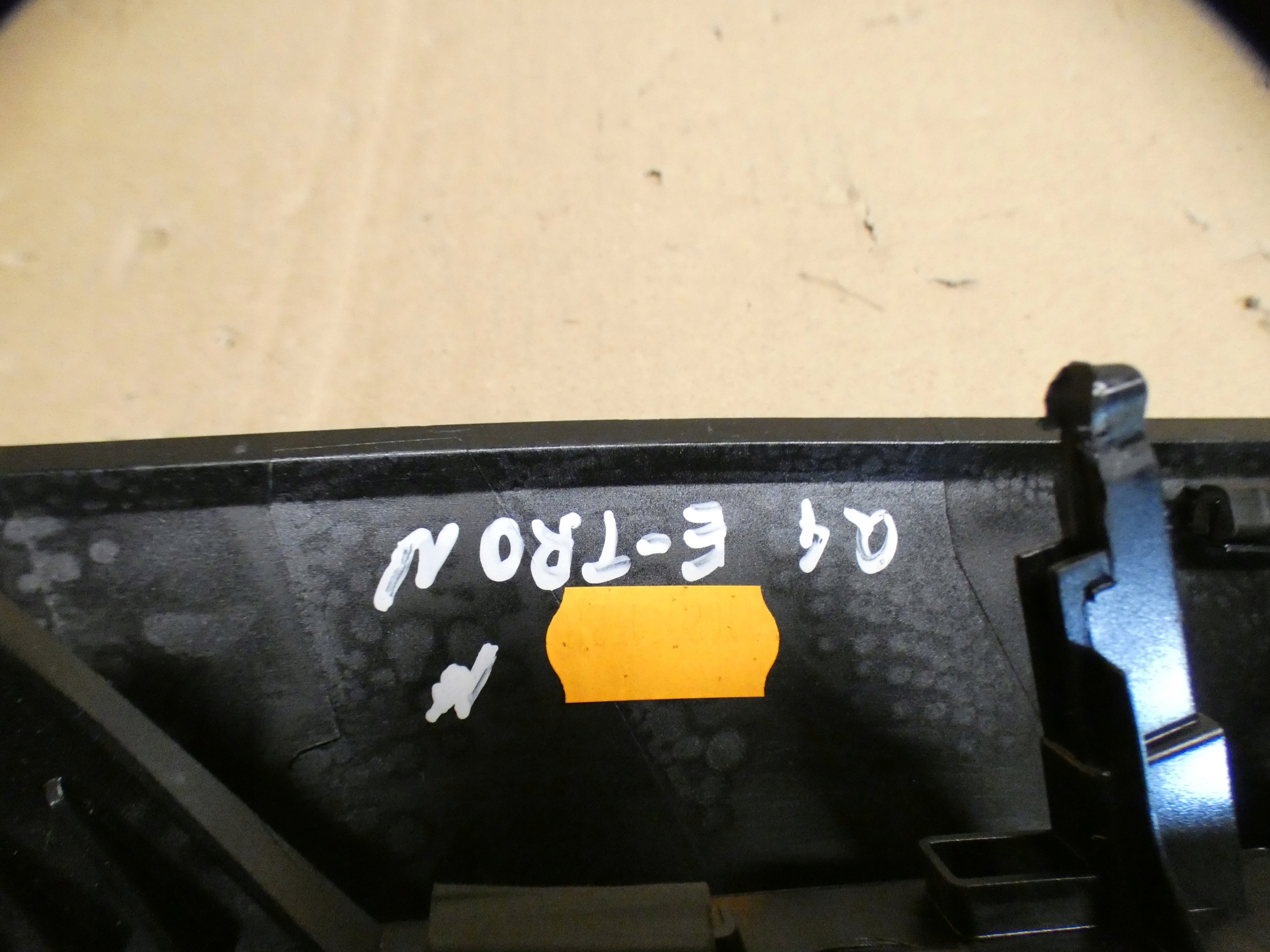 châssis moulage DEKOR du tableau de bord console module LED AUDI Q4 E-TRON