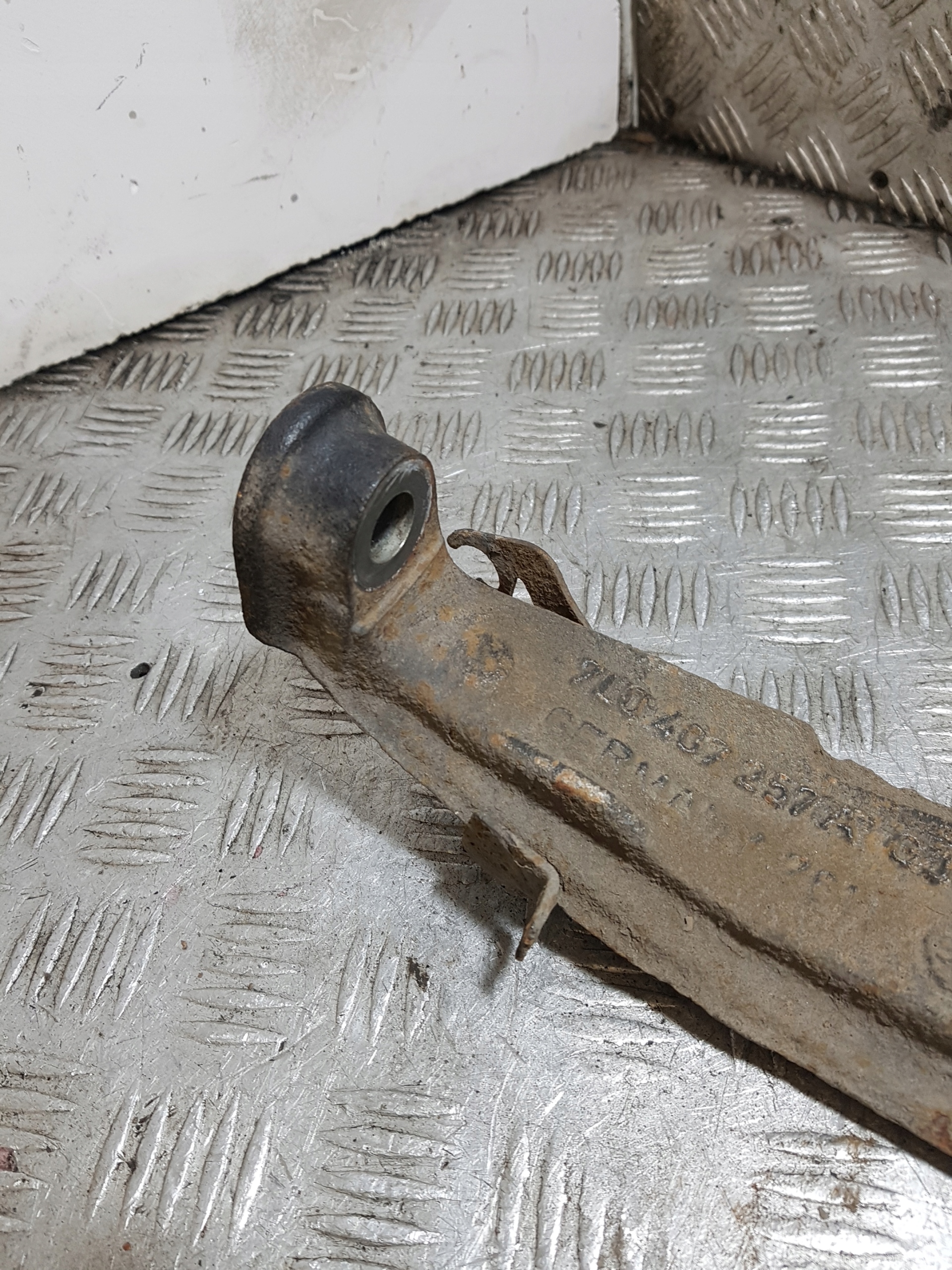 otoč čepu levý předek AUDI Q7 7L0407257A