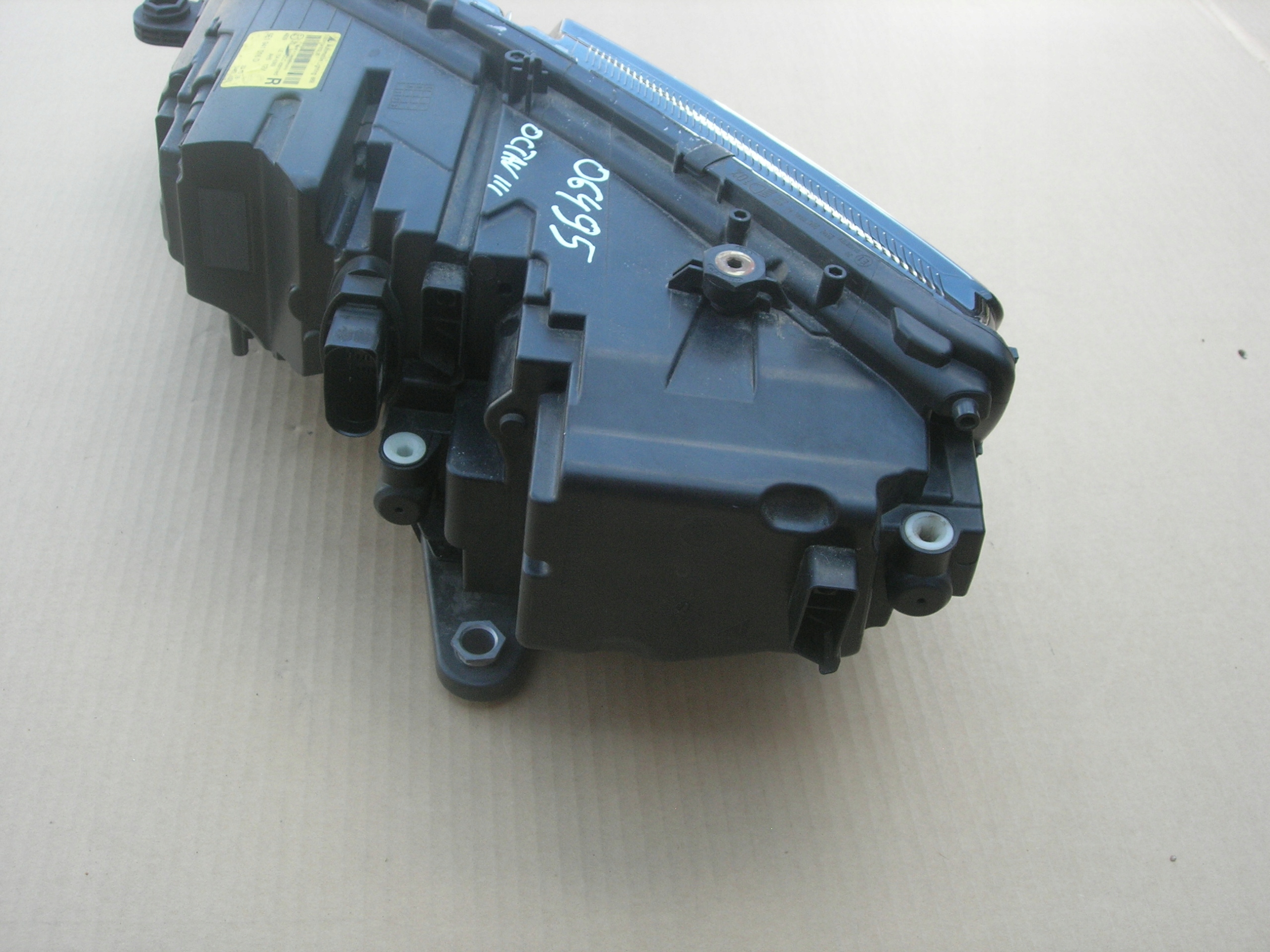 REFLEKTOR R OCTAVIA III FL FULL LED 5E1941016D Wersja Europejska