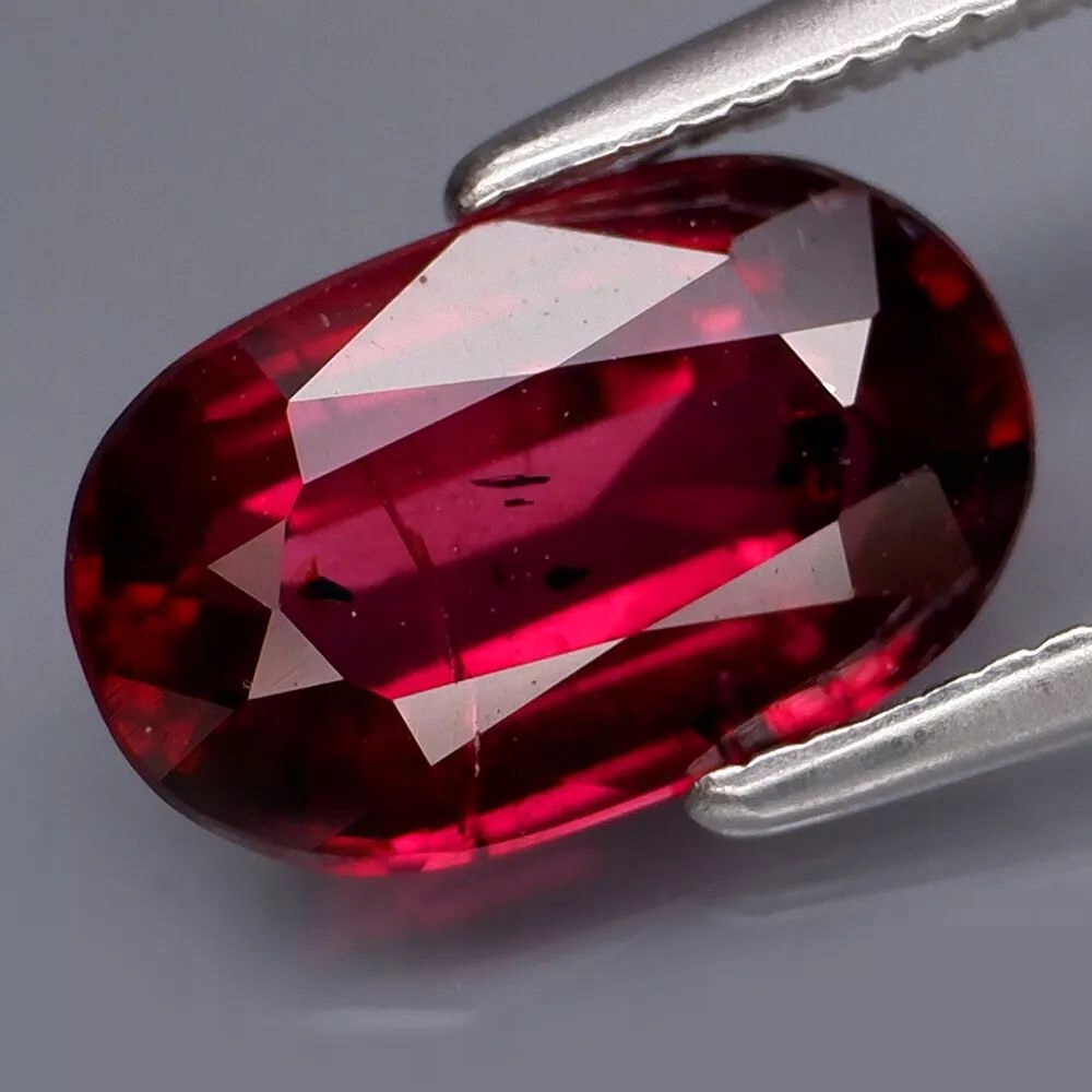 Přírodní Granátové jablko Rodolit 2.32ct Ovál Tanzanie eCertifikát Wbd