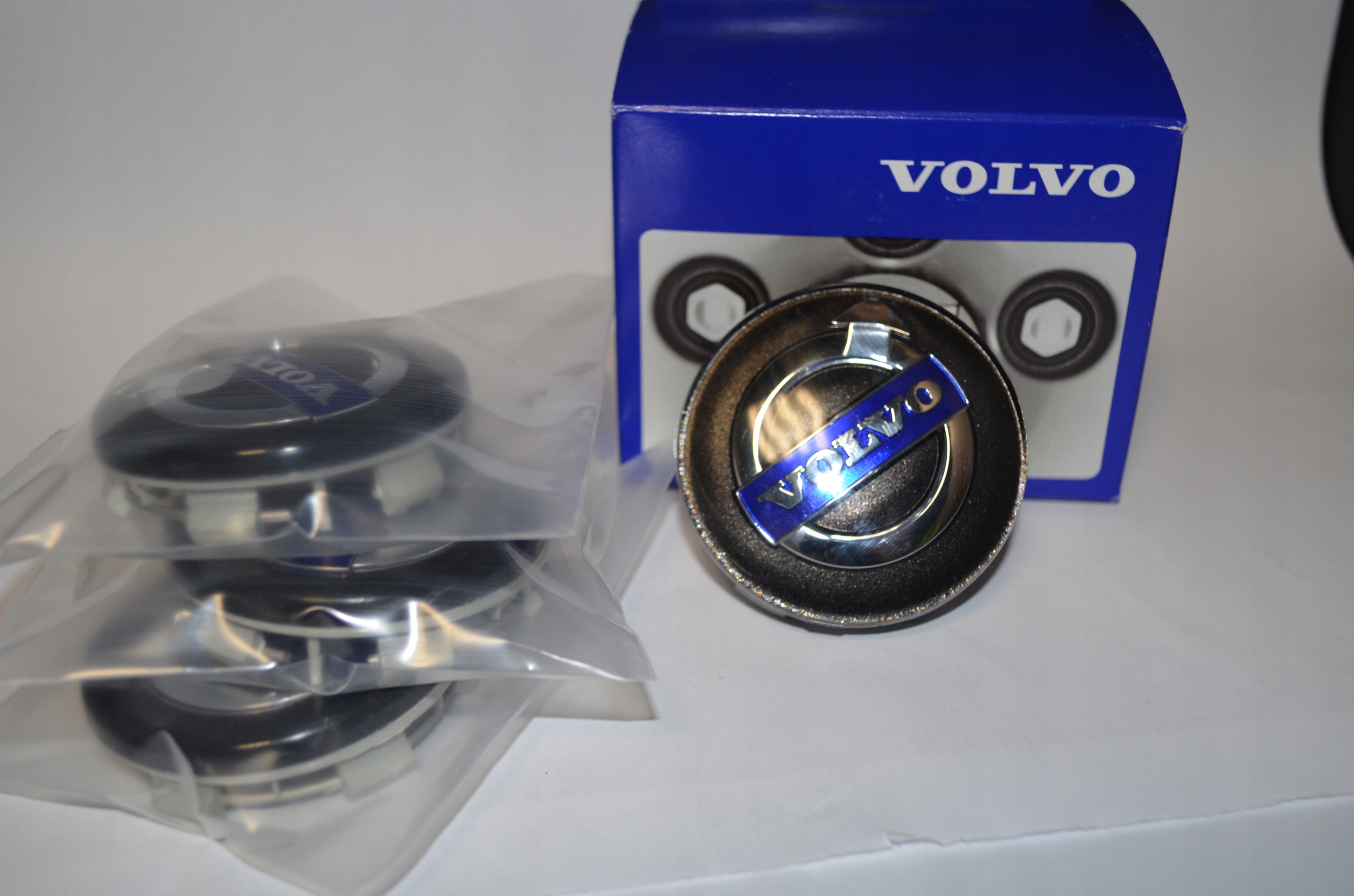 Dekielek Volvo 31428880 Zestaw 4 szt. kolor czarny "TECH BLACK"