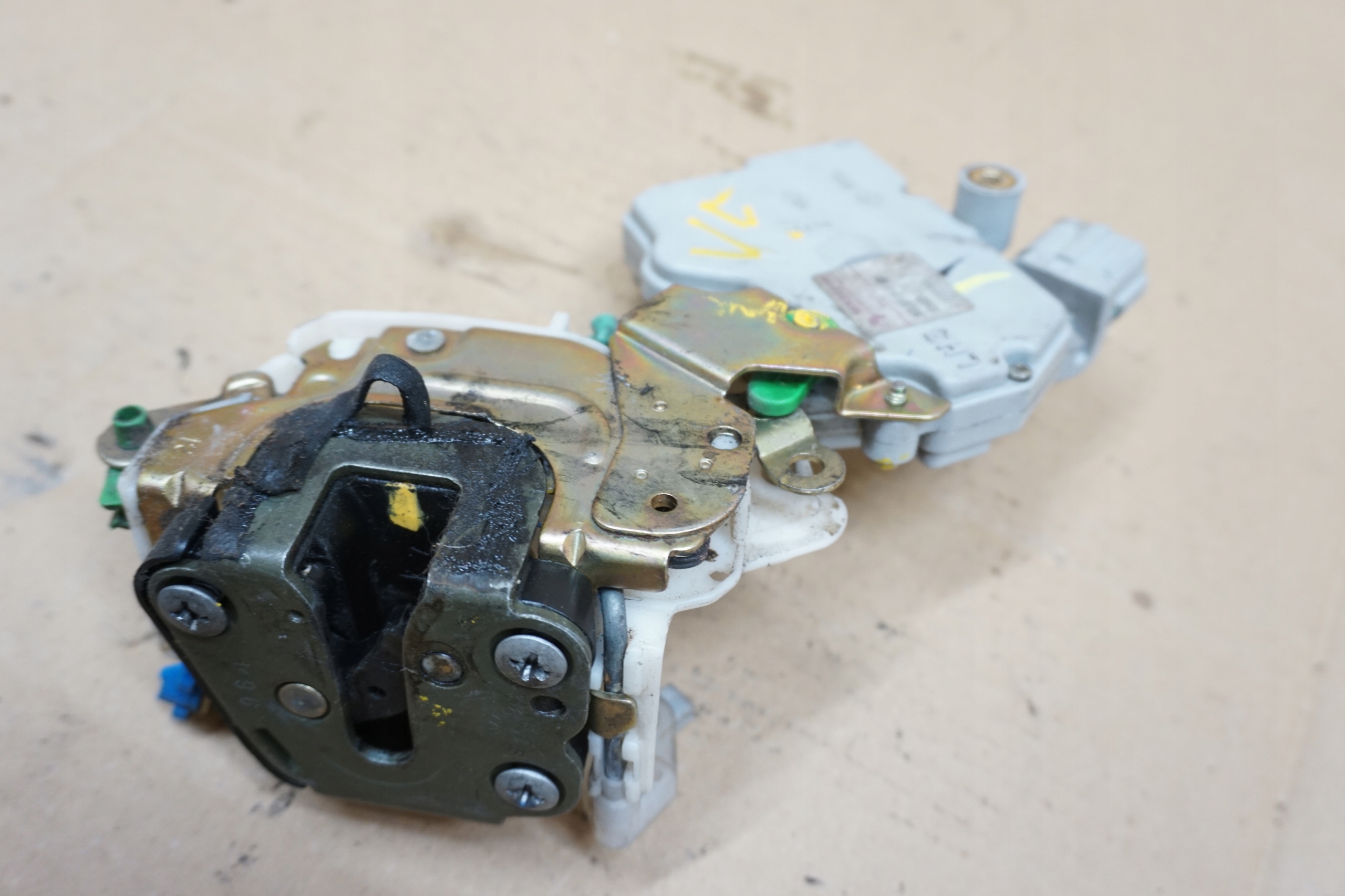 NISSAN PATROL ZAMEK DRZWI LEWY PRZÓD 6-PIN GR Y61 97-04r