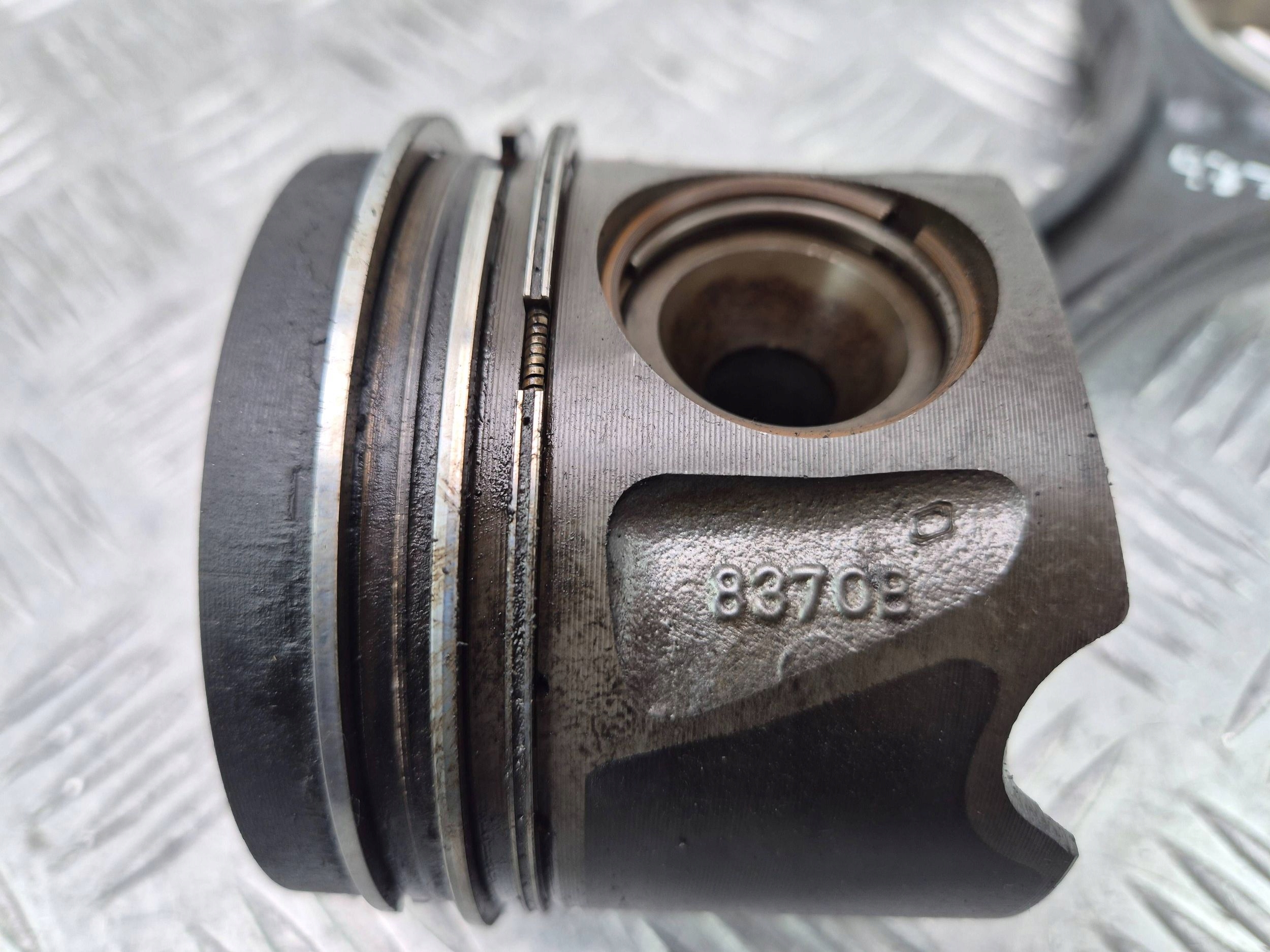 piston with connecting rod Mercedes E350 CDI W212 8370B 642.852