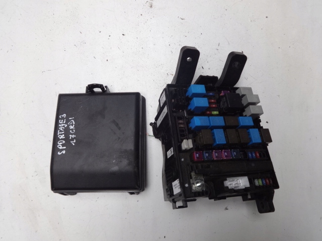 KIA SPORTAGE 3 III 1.7 CRDI SKRZYNKA BEZPIECZNIKÓW