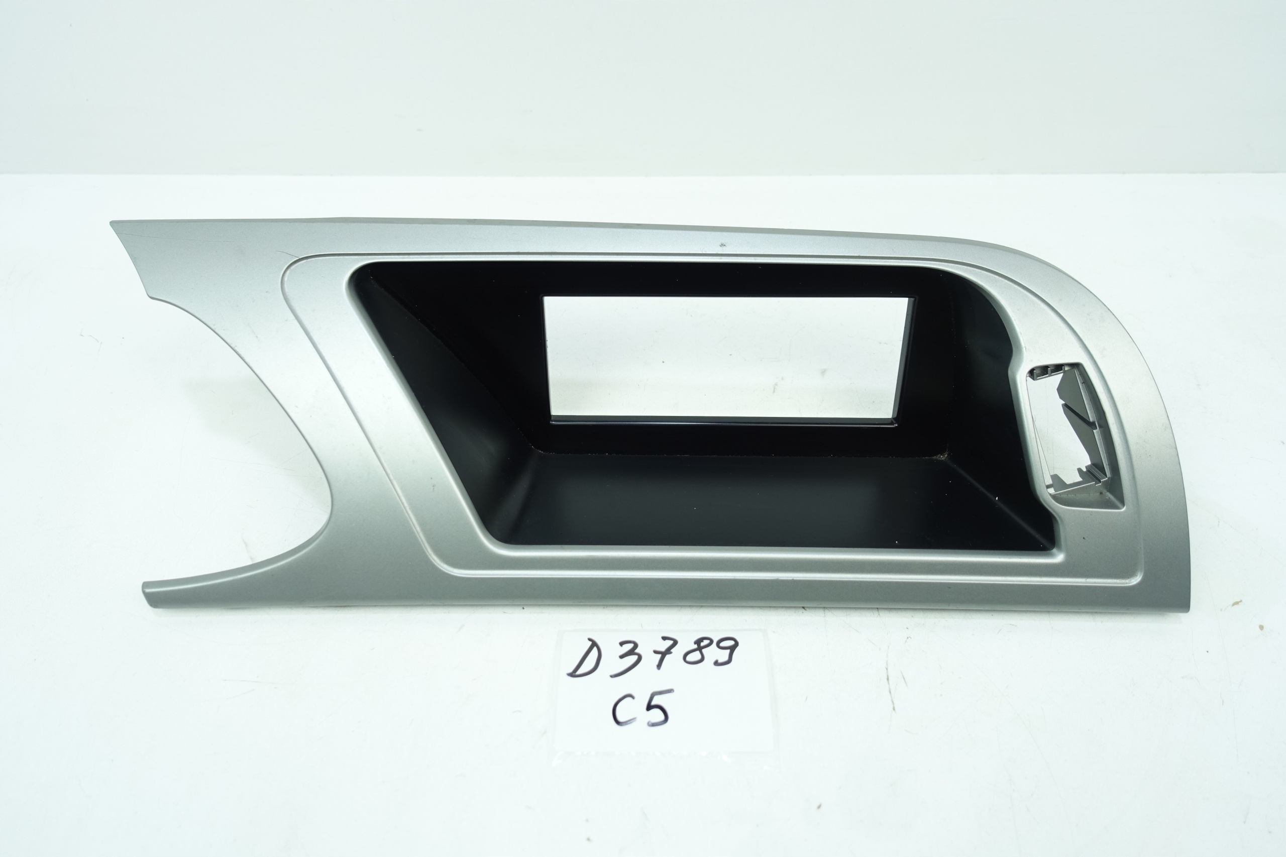 RÁM obal WYSWIETLACZA AUDI A4 B8 8K1857186E