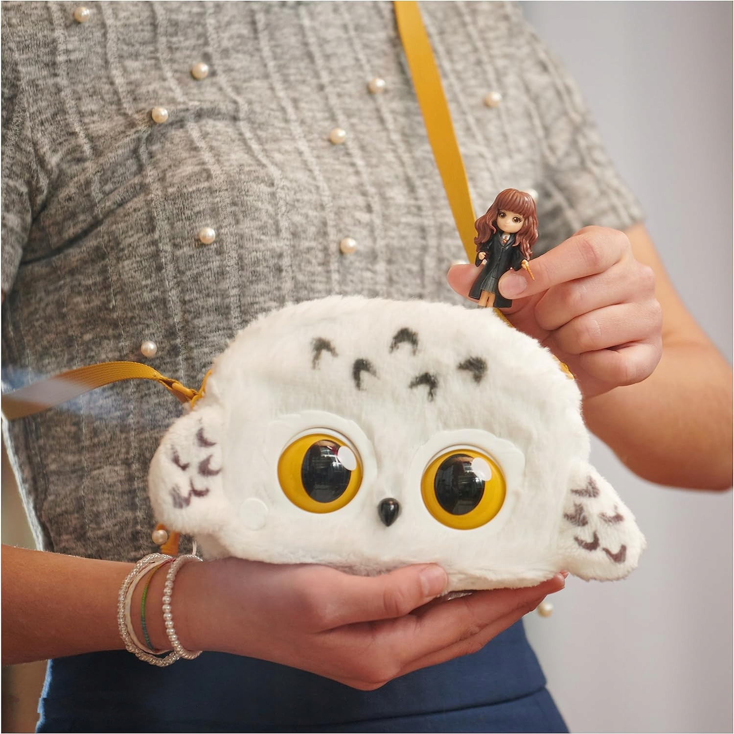 HARRY POTTER TOREBKA HEDWIGA Z DŹWIĘKIEM I RUCHOMYMI OCZAMI 30 DŹWIĘKÓW Kolor biały Odcienie żółtego i złota