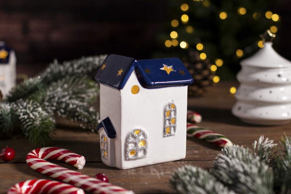 ŚWIĄTECZNA FIGURKA DOMEK LAMPION Z ŚWIATEŁKIEM LED Marka Altom Design