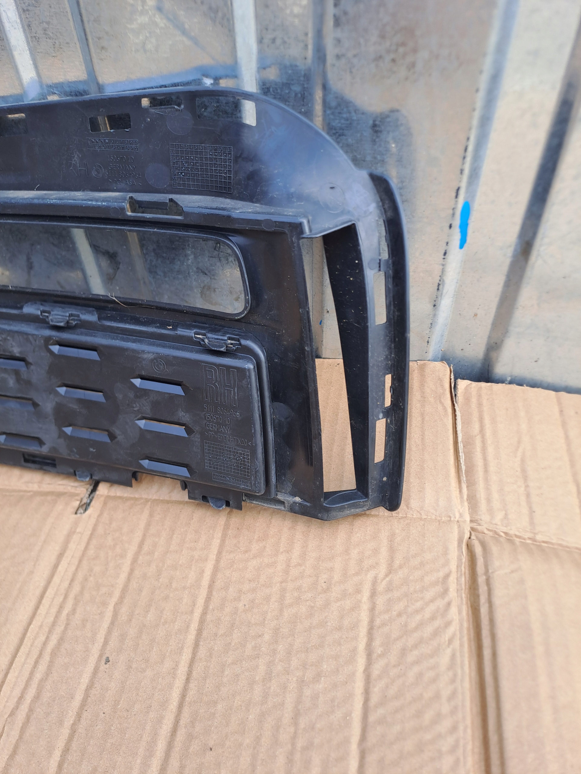 grid of a bumper front right BMW 5 G30 G31 8064966