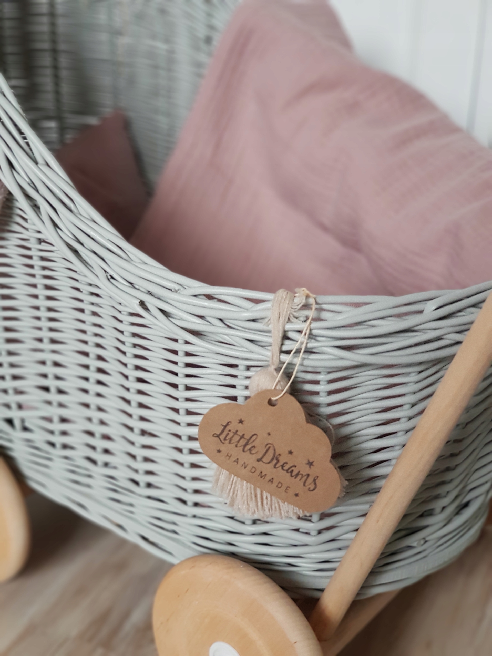 WÓZEK WIKLINOWY DLA LALEK JASNY SZARY POŚCIEL Wiek dziecka 12 m +