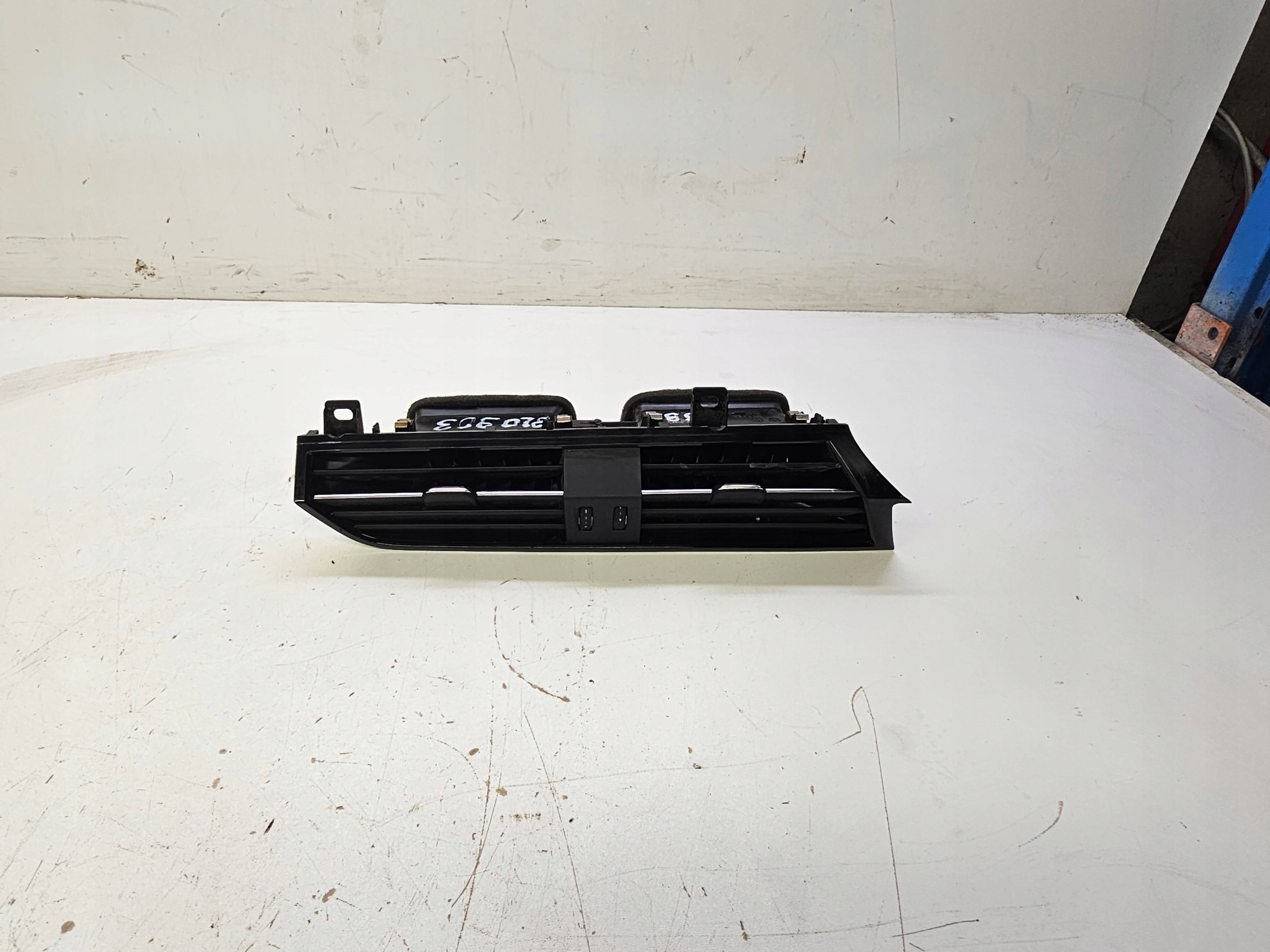 grid air conditioning devices central AUDI Q3 F3 83B820903 6PS
