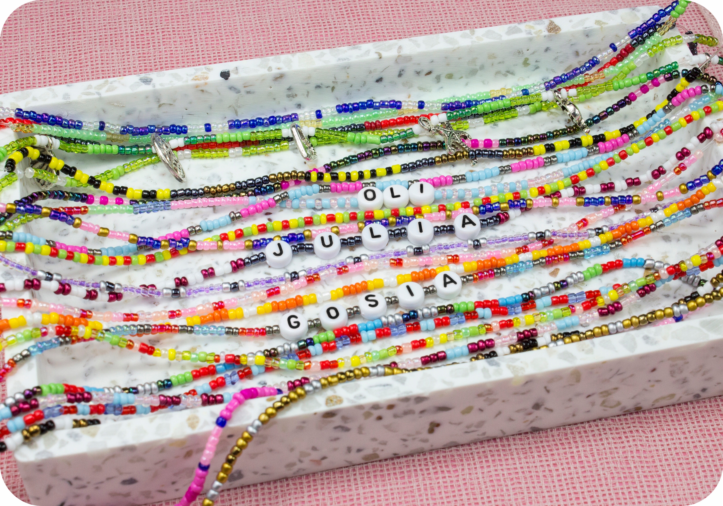 ZESTAW KORALIKÓW DO ROBIENIA BRANSOLETEK ZAWIESZKI PONAD 30000 elem. FR1020 Szerokość produktu 19 cm