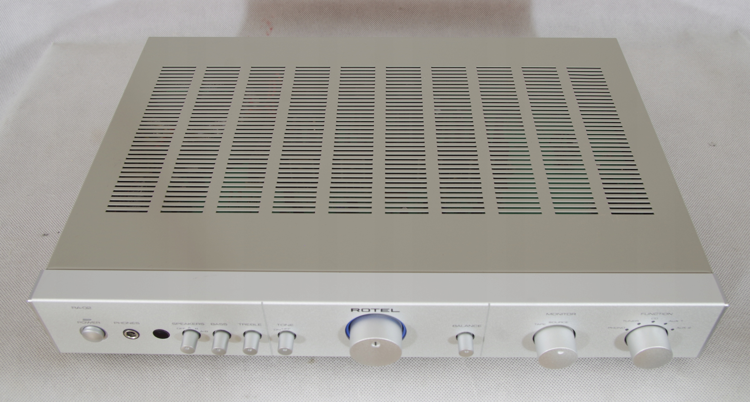 Rotel RA-02 wzmacniacz Kolor srebrny