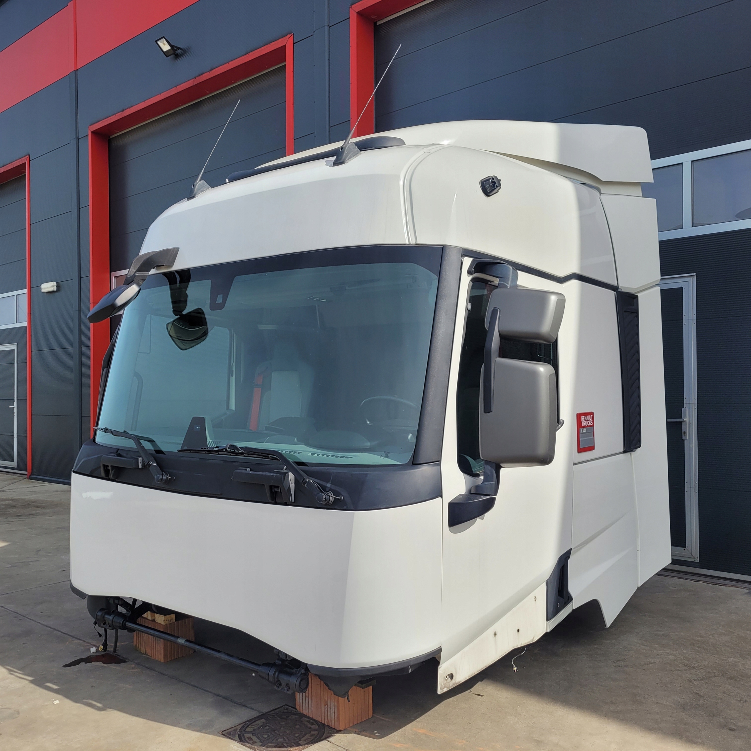 KOMPLETNA KABINA RENAULT GAMA T RANGE C K MASKA + SPOJLERY + WYWROT KABINY Producent części Renault OE