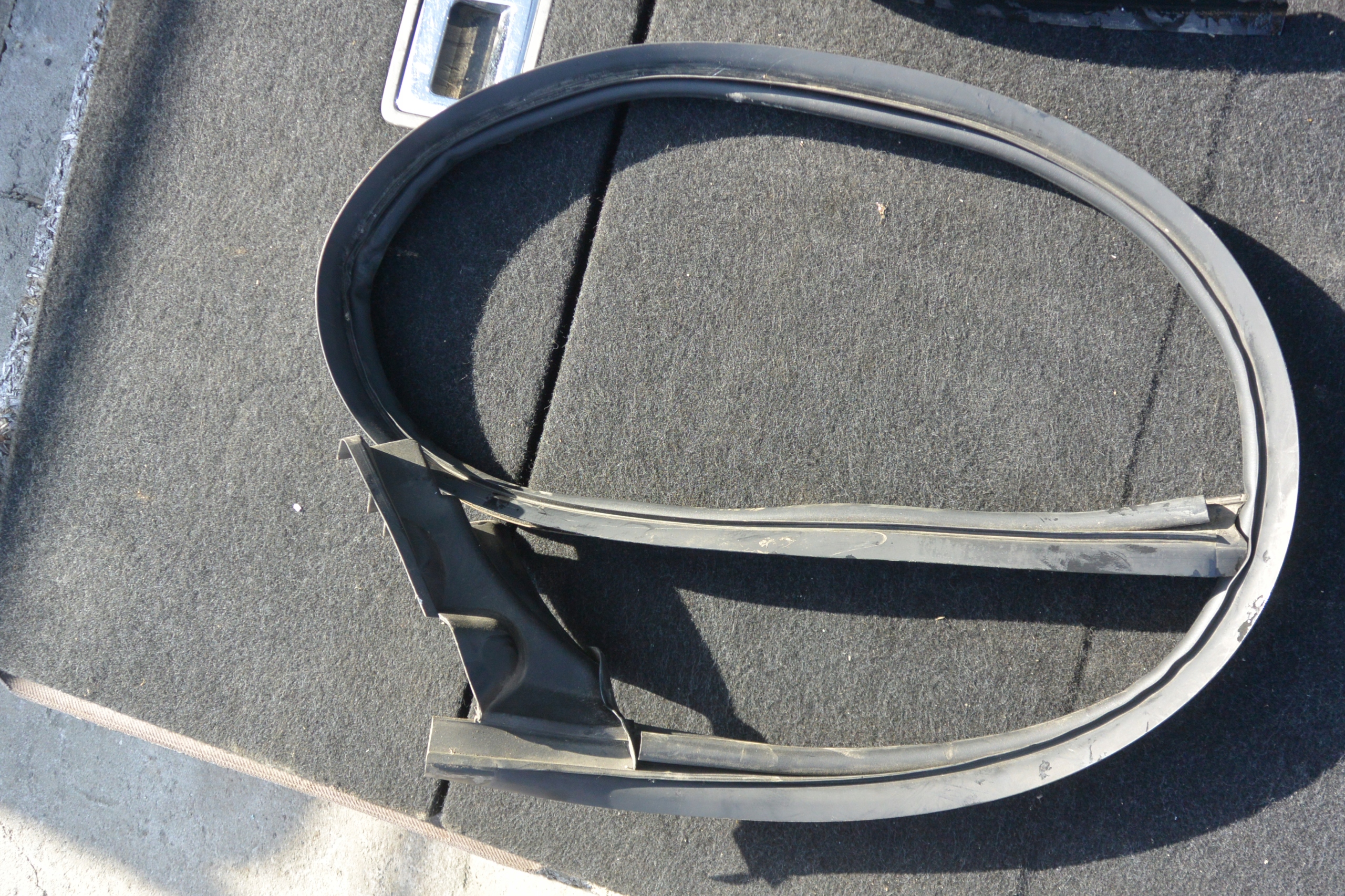 USZCZELKA DACHU PRAWA LEWA KPL DACIA RENAULT DUSTER II Producent części Renault OE