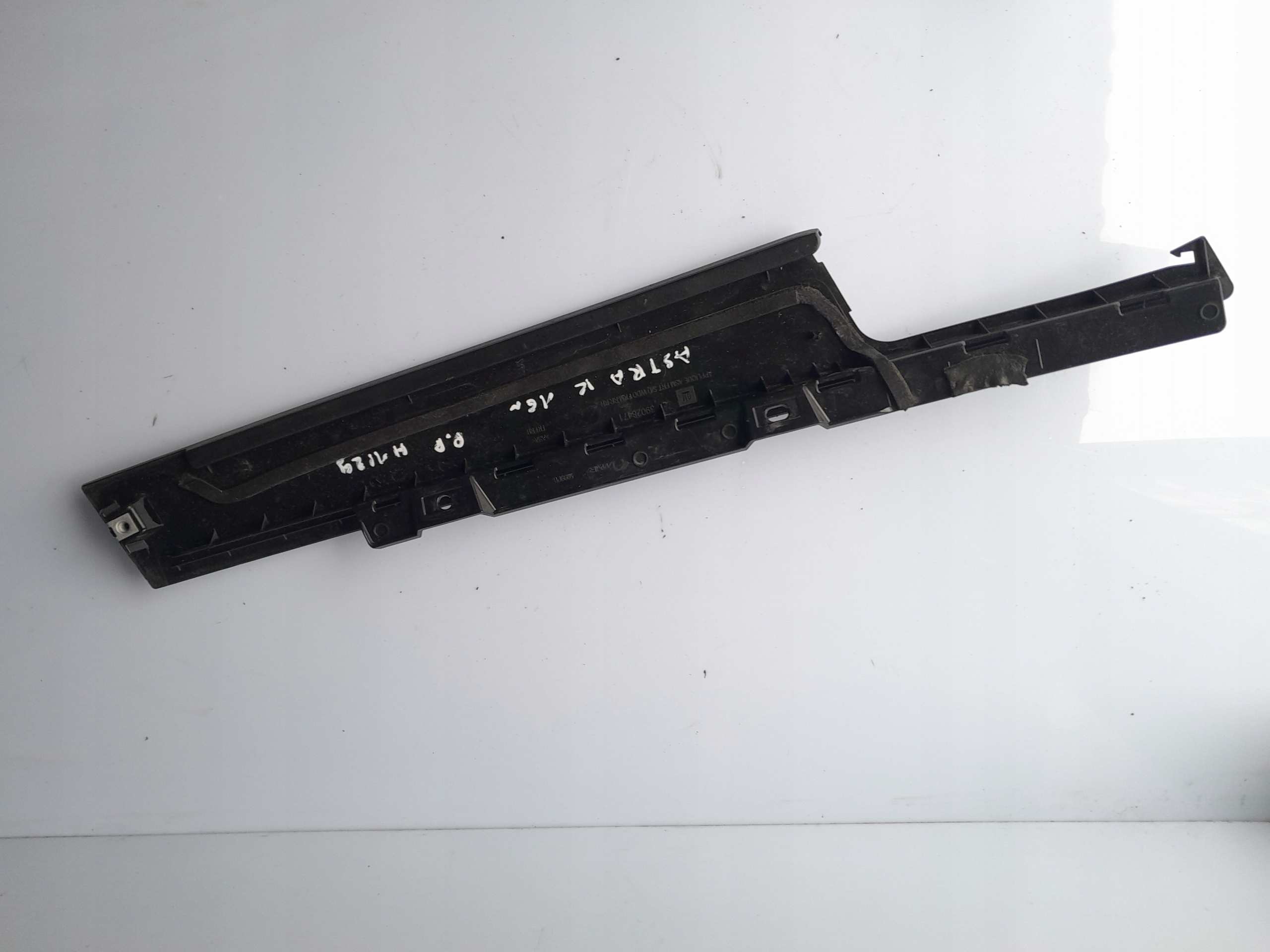 OBUDOWA SŁUPKA DRZWI PRZEDNIA PRAWA OPEL ASTRA K Producent części Opel OE