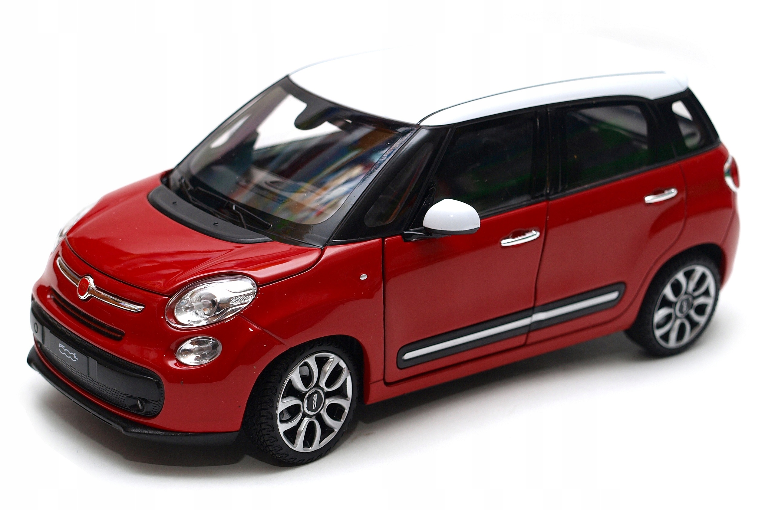 Fiat 500L model v měřítku 1:24 Welly