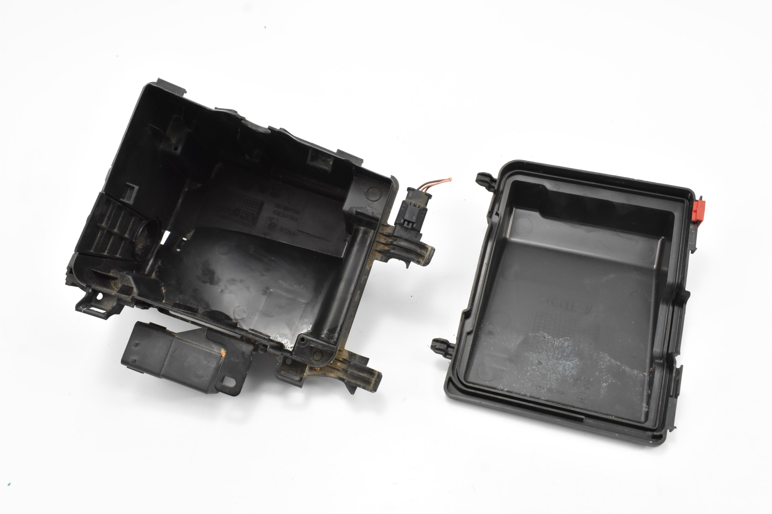 OBUDOWA SKRZYNKI BEZPIECZNIKÓW 9804681980 VIVARO C EXPERT III JUMPY III Producent części Inny