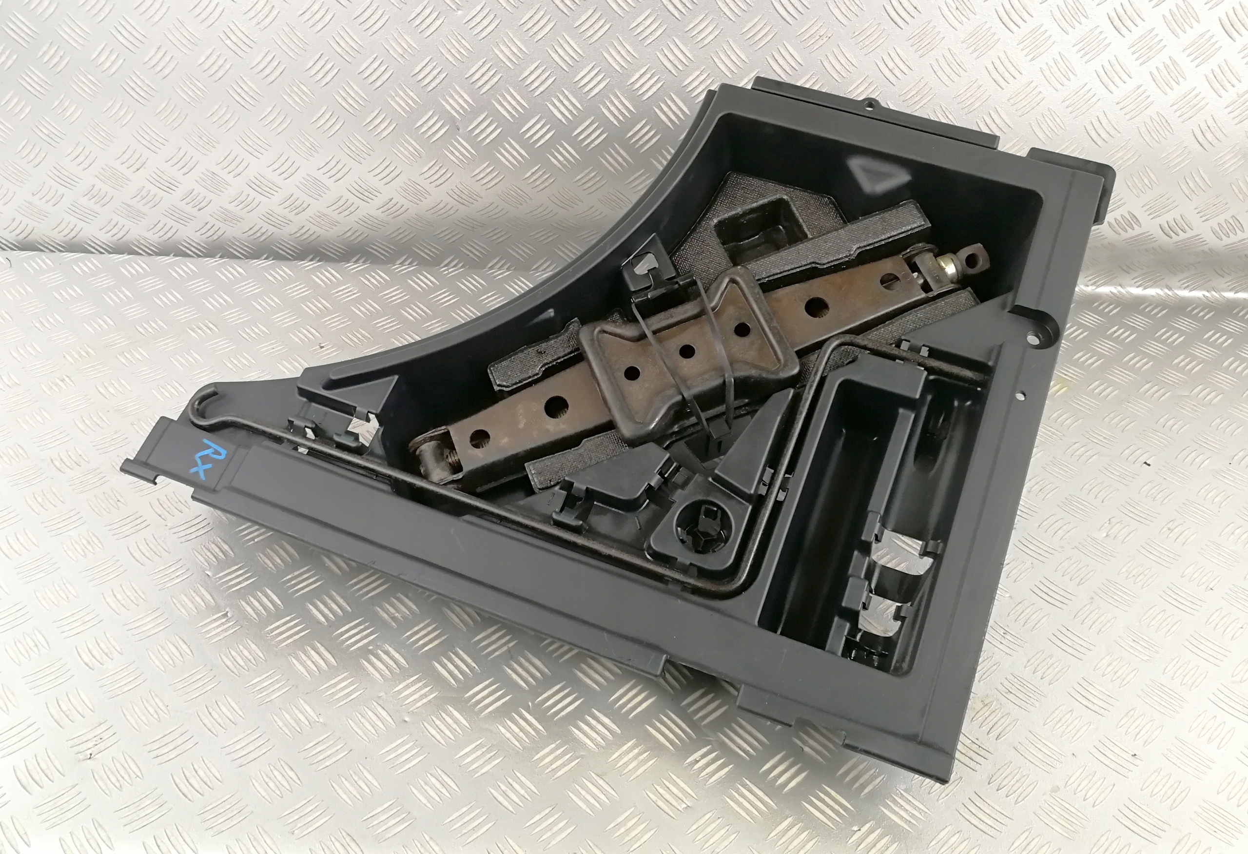 64991-48040 патрон багажника для Lexus RX 09-15