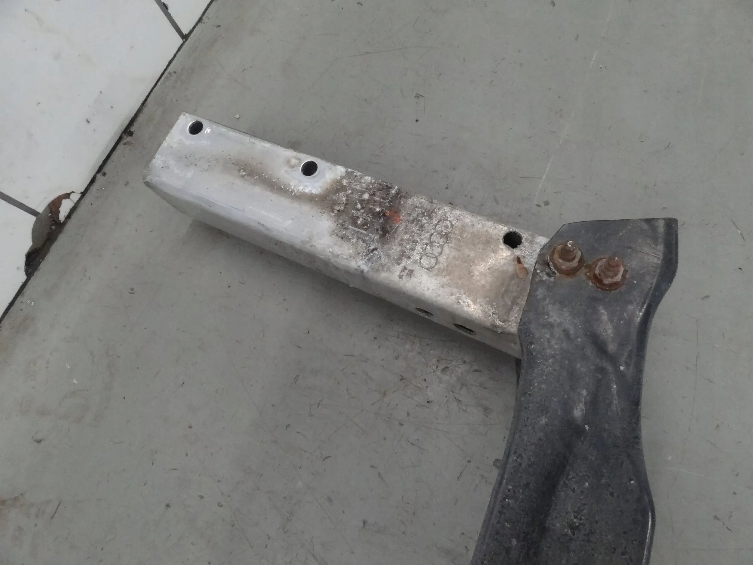 AUDI A4 B8 2.0 TDI 2009 KOMBI BELKA POD ZDERZAK TYŁ 4B0919145B Typ samochodu Samochody osobowe