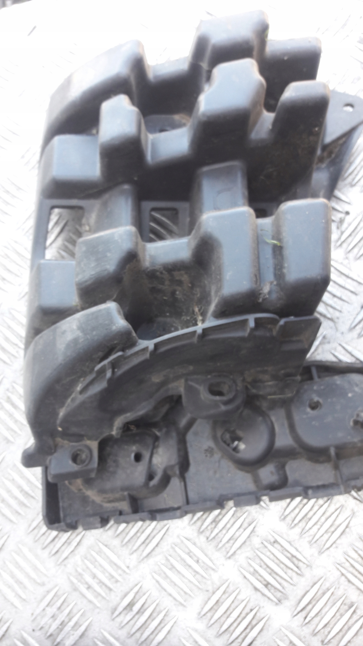 PEUGEOT 207 bumper bracket left right the centre rear part