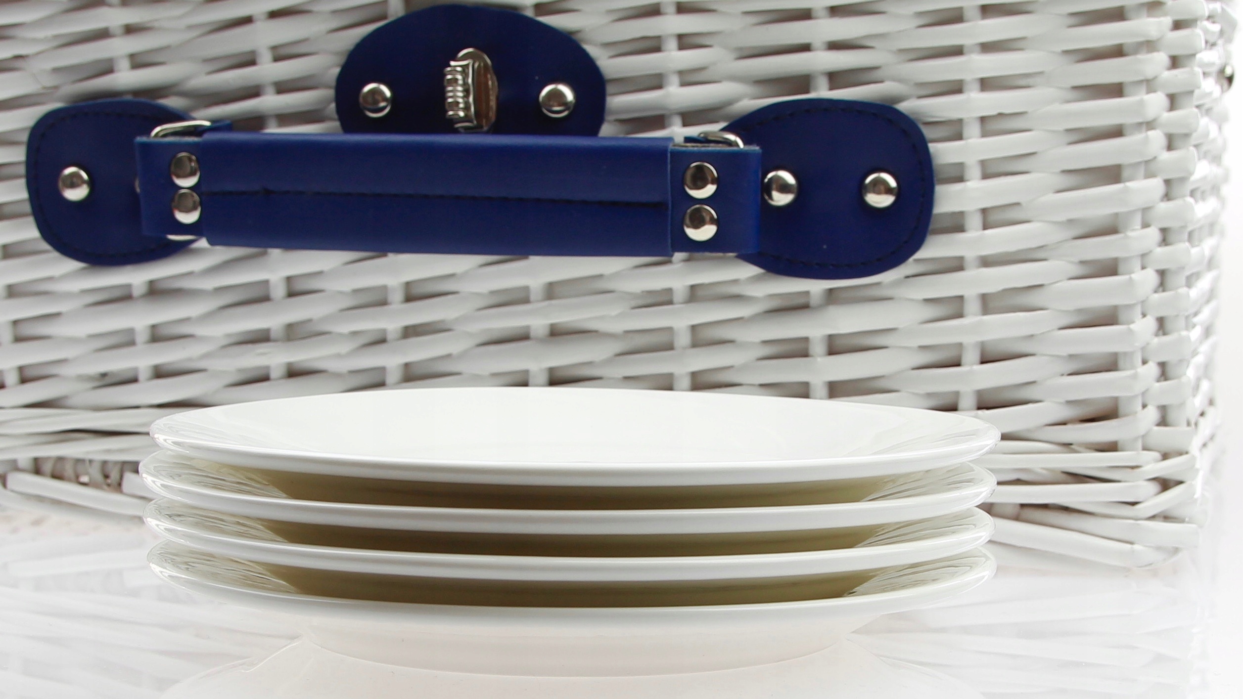 KOSZ PIKNIKOWY WIKLINOWY KOSZYK DLA 4 OSÓB ZESTAW Kolor dominujący biały