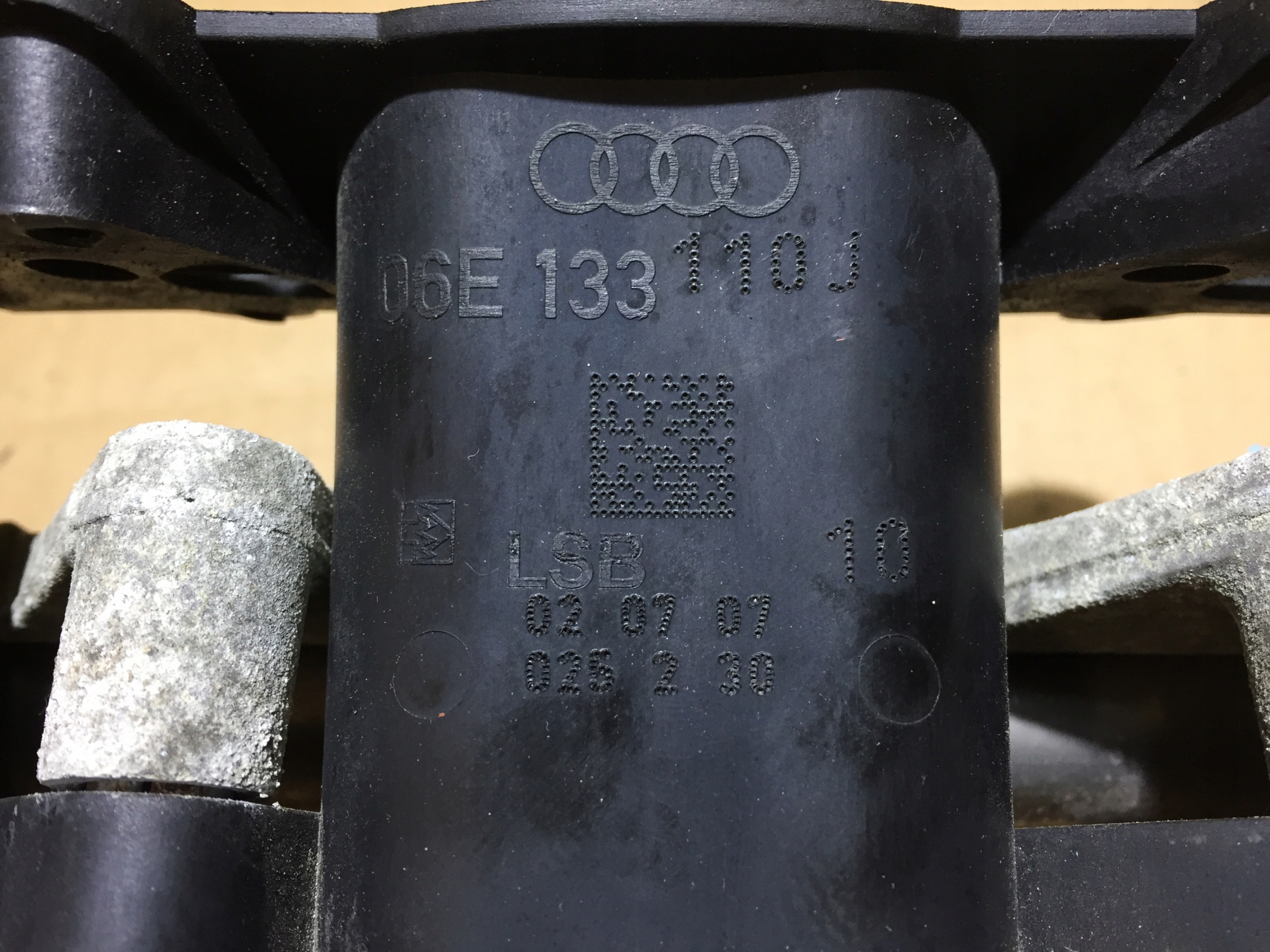 A6 C6 2.8 FSI sací potrubí lišta 06E133110J
