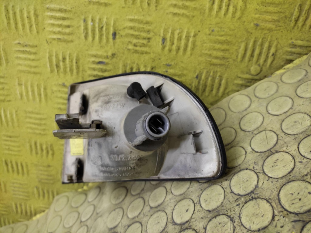 AUDI A4 B5 blinkerleuchte rechts vorne 8D0953050A
