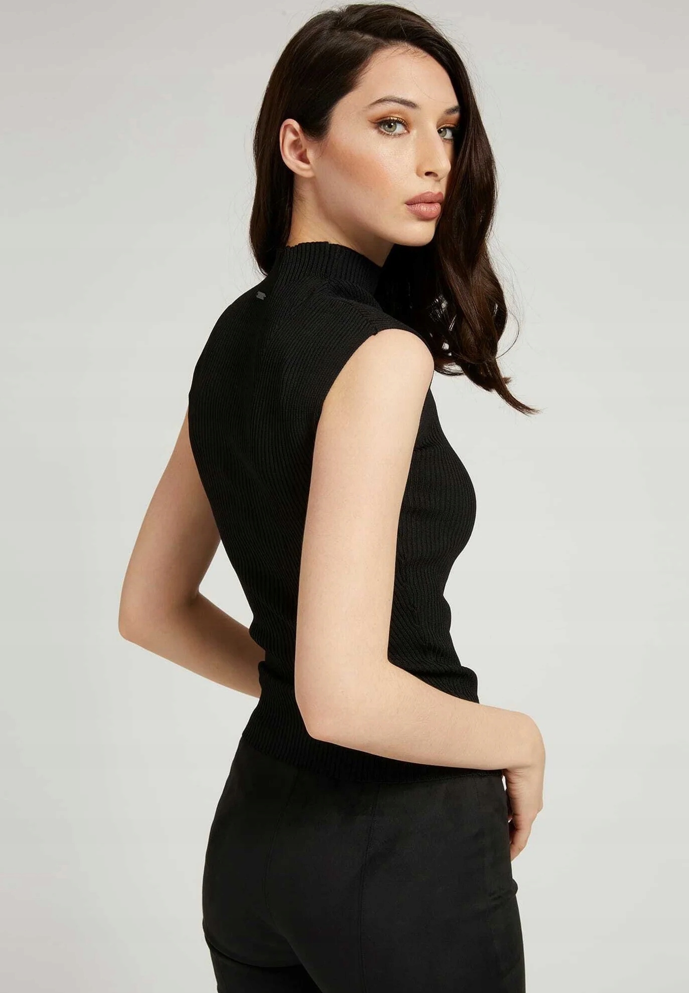 Damski prążkowany top z golfem GUESS r. XS czarny elastyczny dopasowany Marka Guess