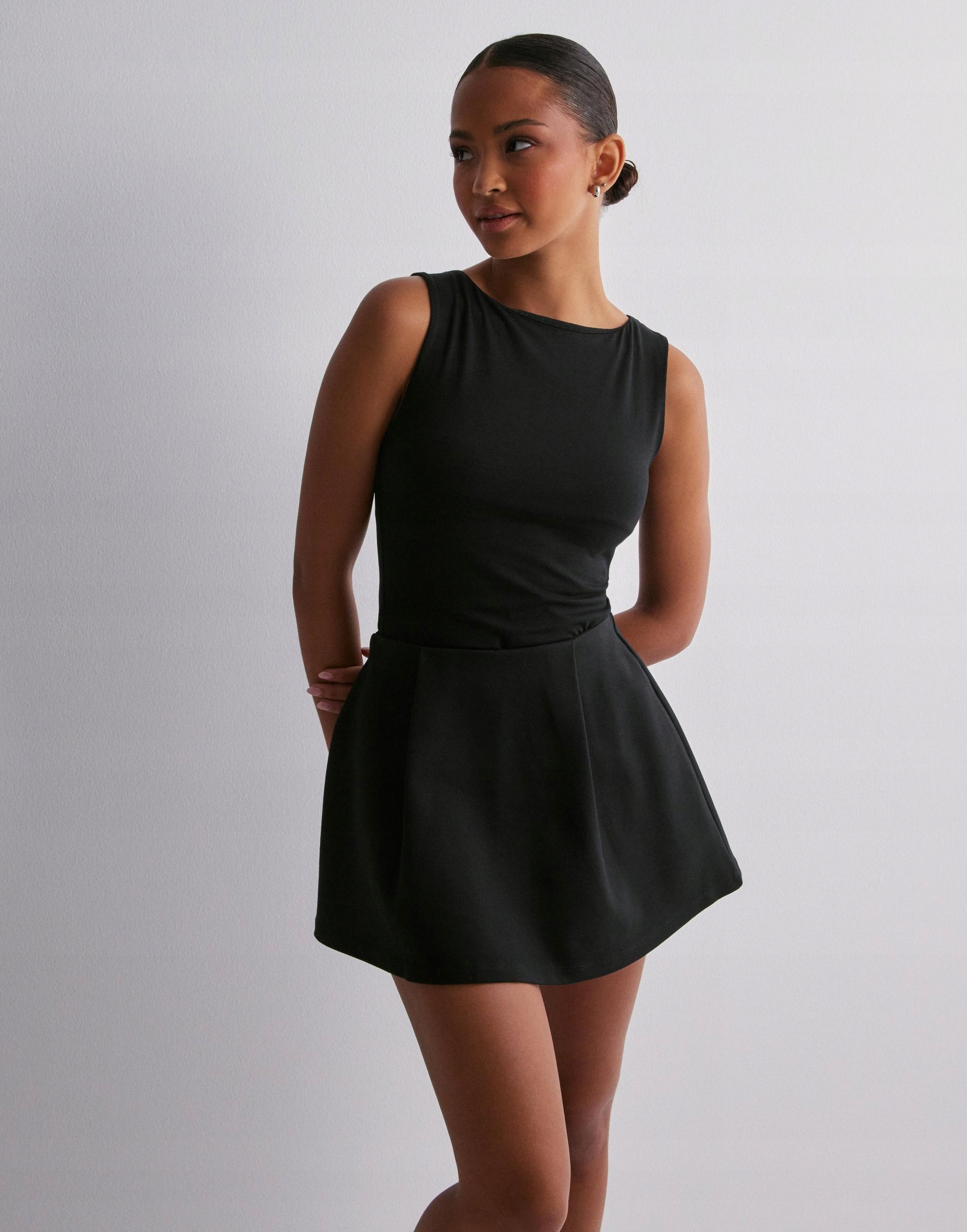 SPÓDNICA BASIC OWI NG5__S NELLY CZARNA MINI ROZKLOSZOWANA