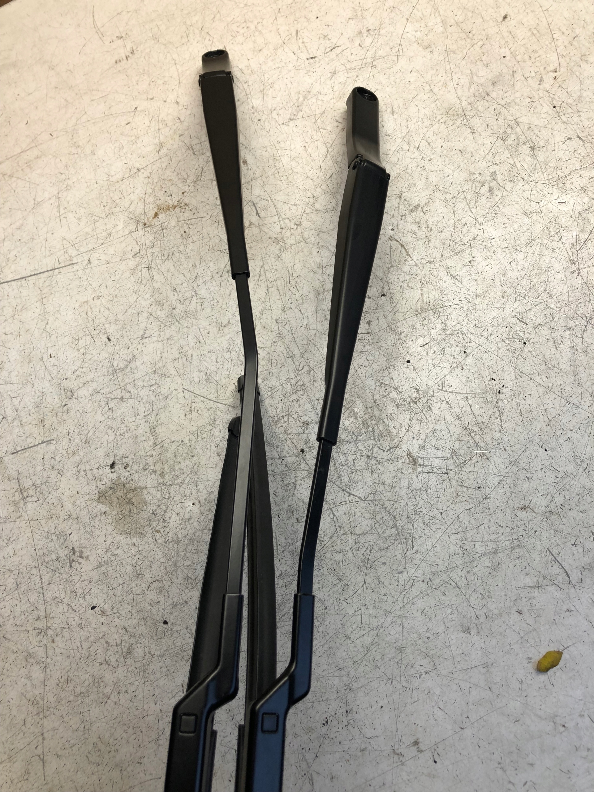 RAMIONA WYCIERACZEK PRZOD LEWE PRAWE PASSAT B8 Part manufacturer Volkswagen OE