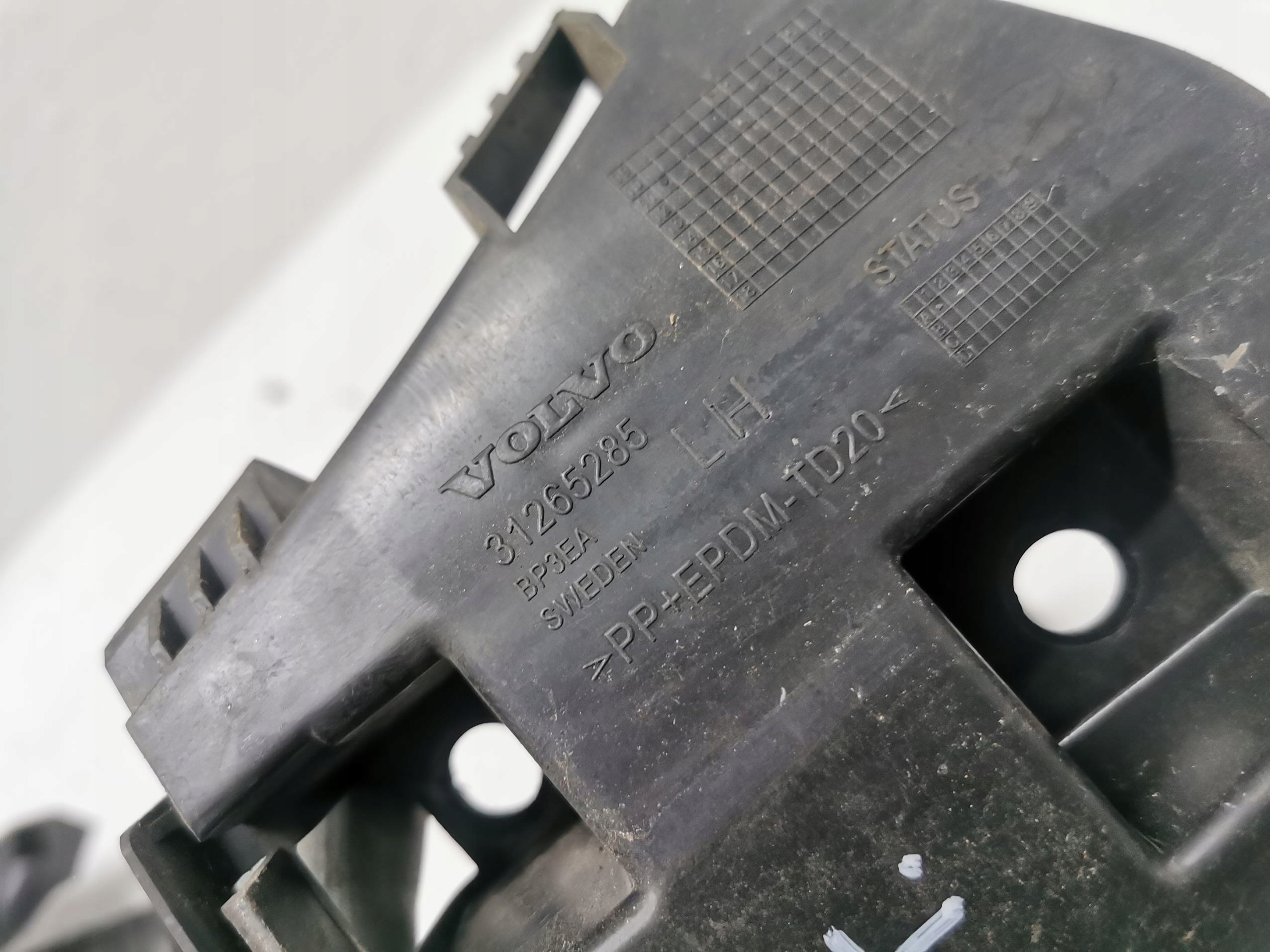bumper bracket left rear part VOLVO V60 II 31265285