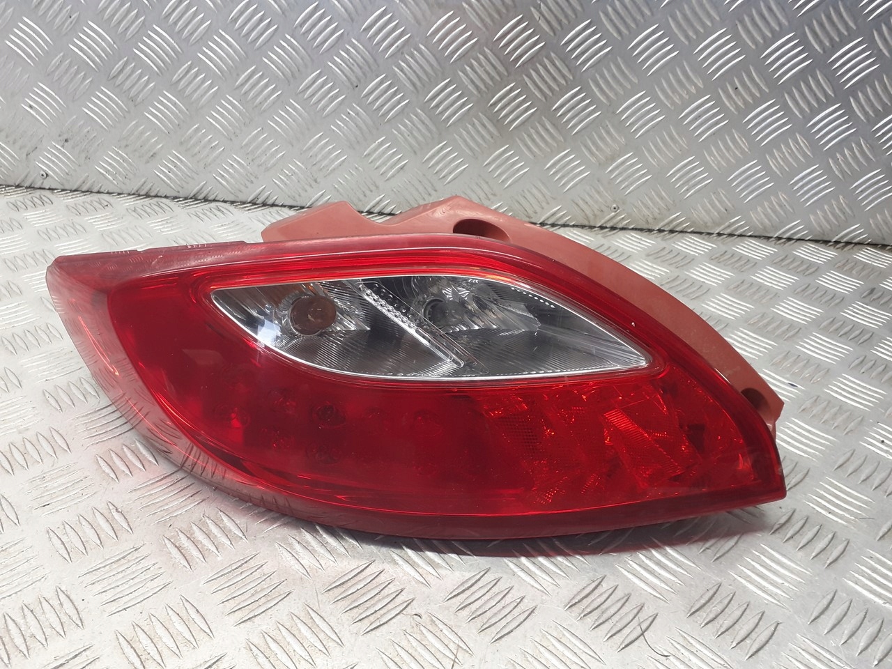 фонарь левый mazda 2 DE 1.3 D65151160