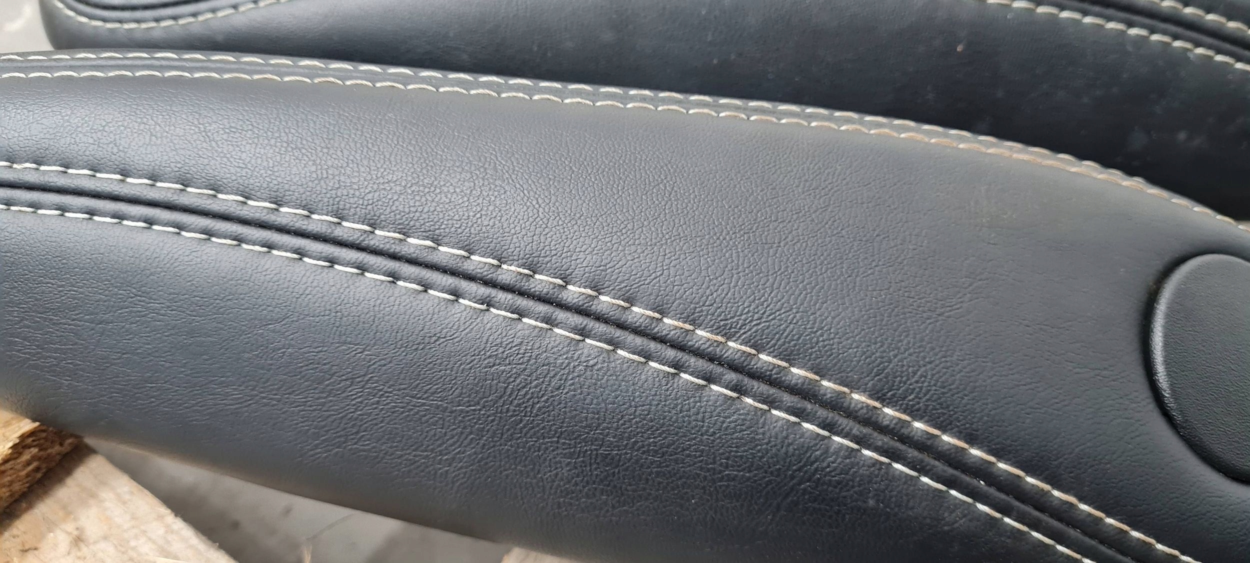 Chrysler Pacifica 2022 armrest seat left rear part 2 RZAD leather hybryda