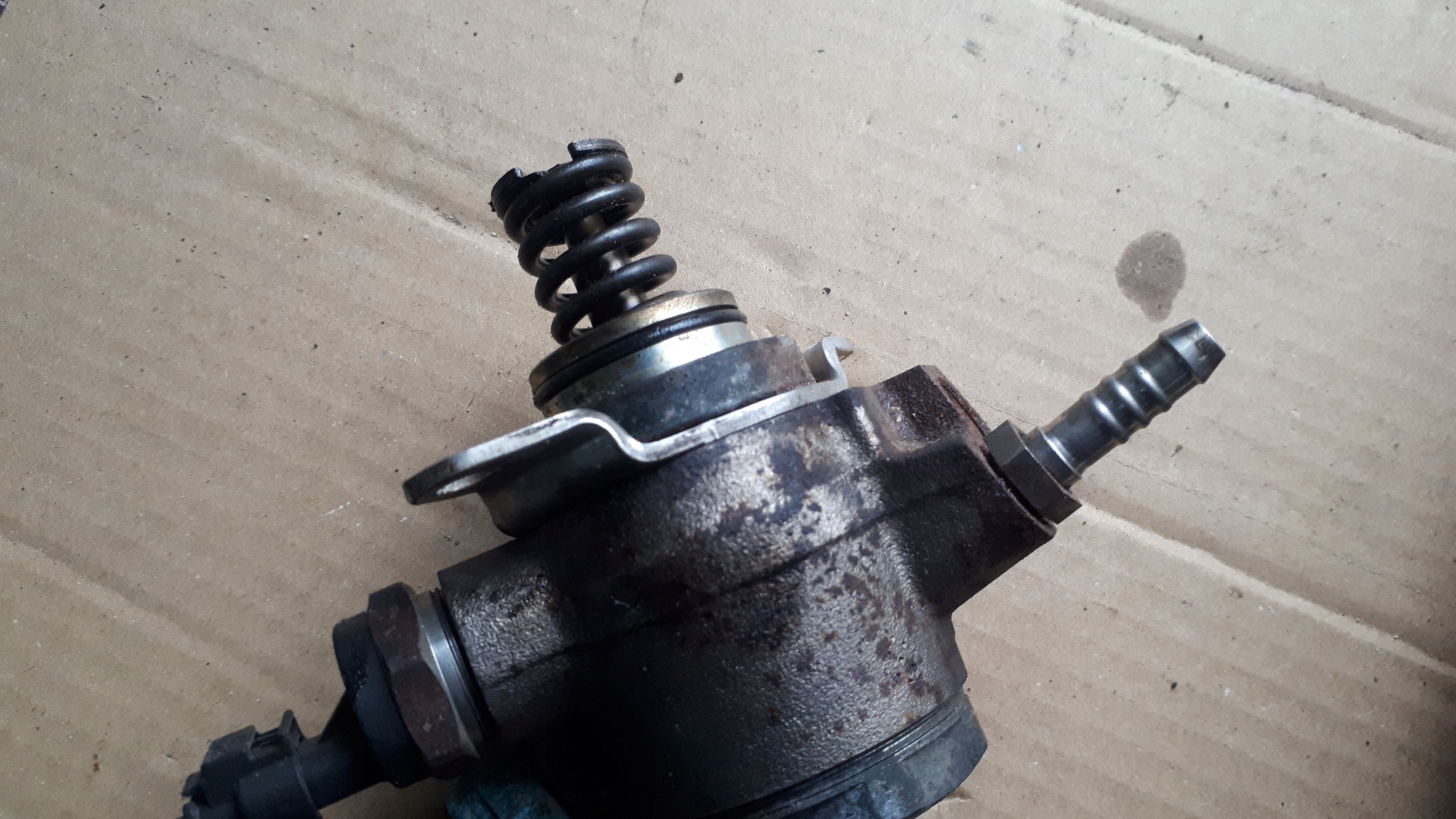 S4 B8 A4 pumpa goriva 3.0 TFSI 07L127026E A5 S5