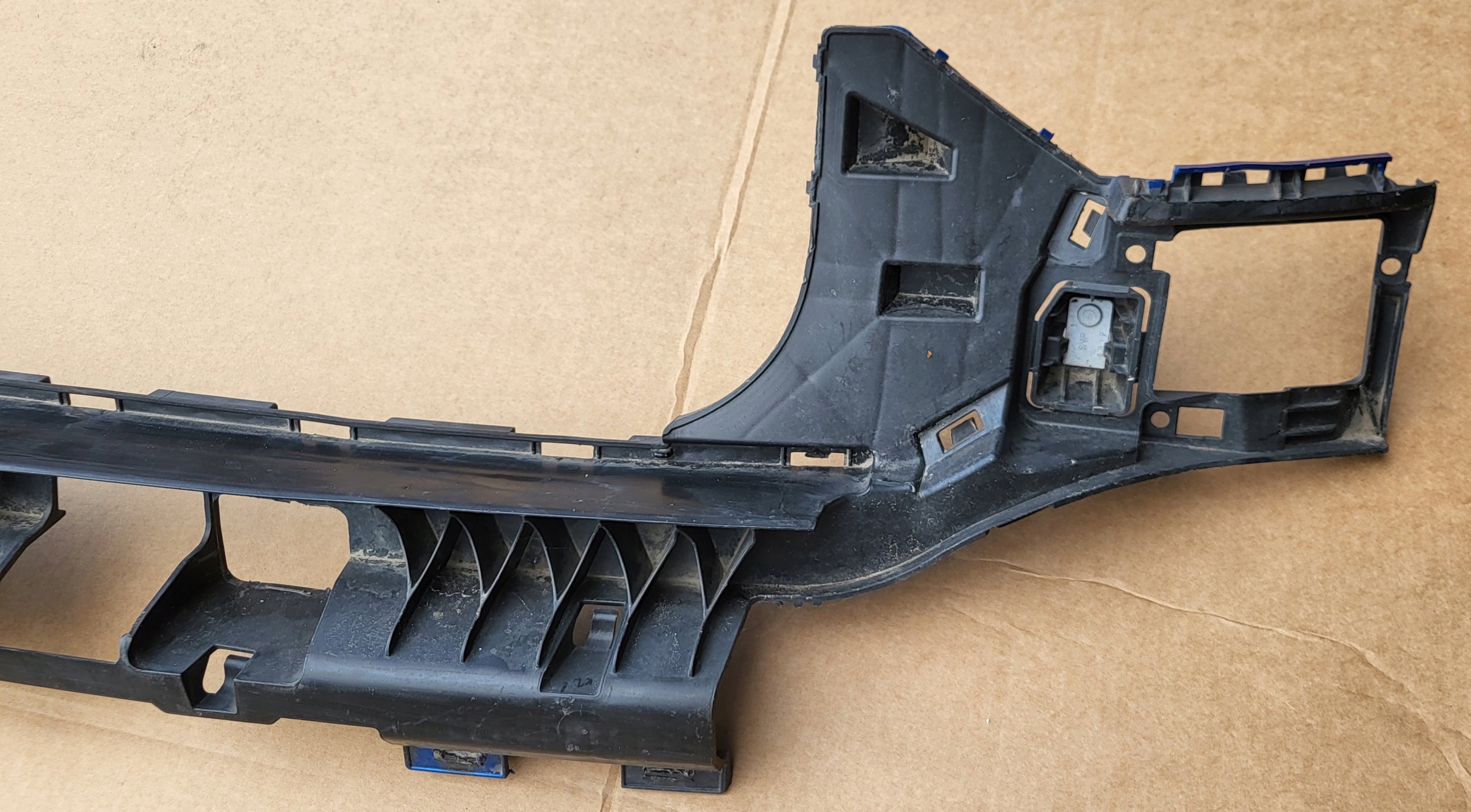 bumper bracket central rear part PROWADNICA rear console holder AUDI Q2 81A