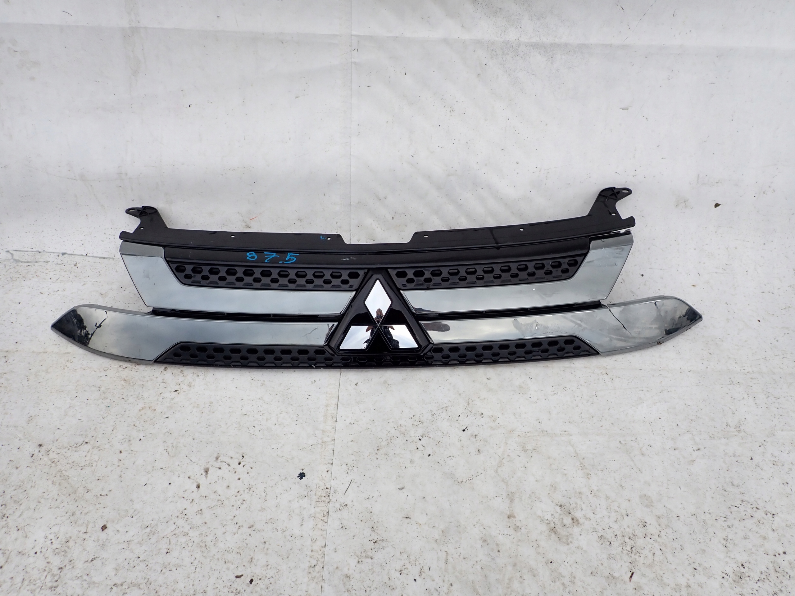 MITSUBISHI OUTLANDER III LIFT 18- Grill Grill